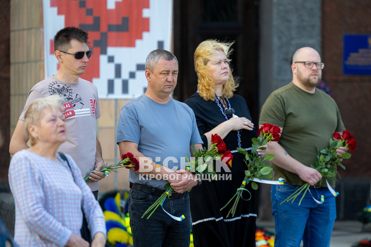 У Світловодську провели в останню земну дорогу захисника України Андрія Чорного У Світловодську провели в останню земну дорогу захисника України Андрія Чорного