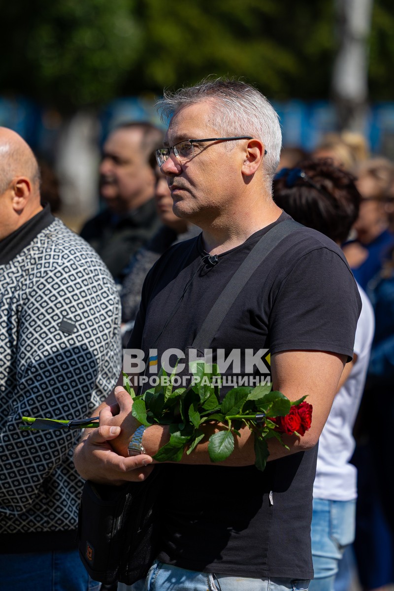 У Світловодську провели в останню земну дорогу захисника України Андрія Чорного У Світловодську провели в останню земну дорогу захисника України Андрія Чорного