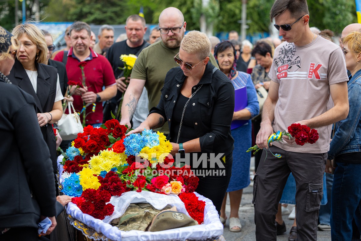 У Світловодську провели в останню земну дорогу захисника України Андрія Чорного У Світловодську провели в останню земну дорогу захисника України Андрія Чорного