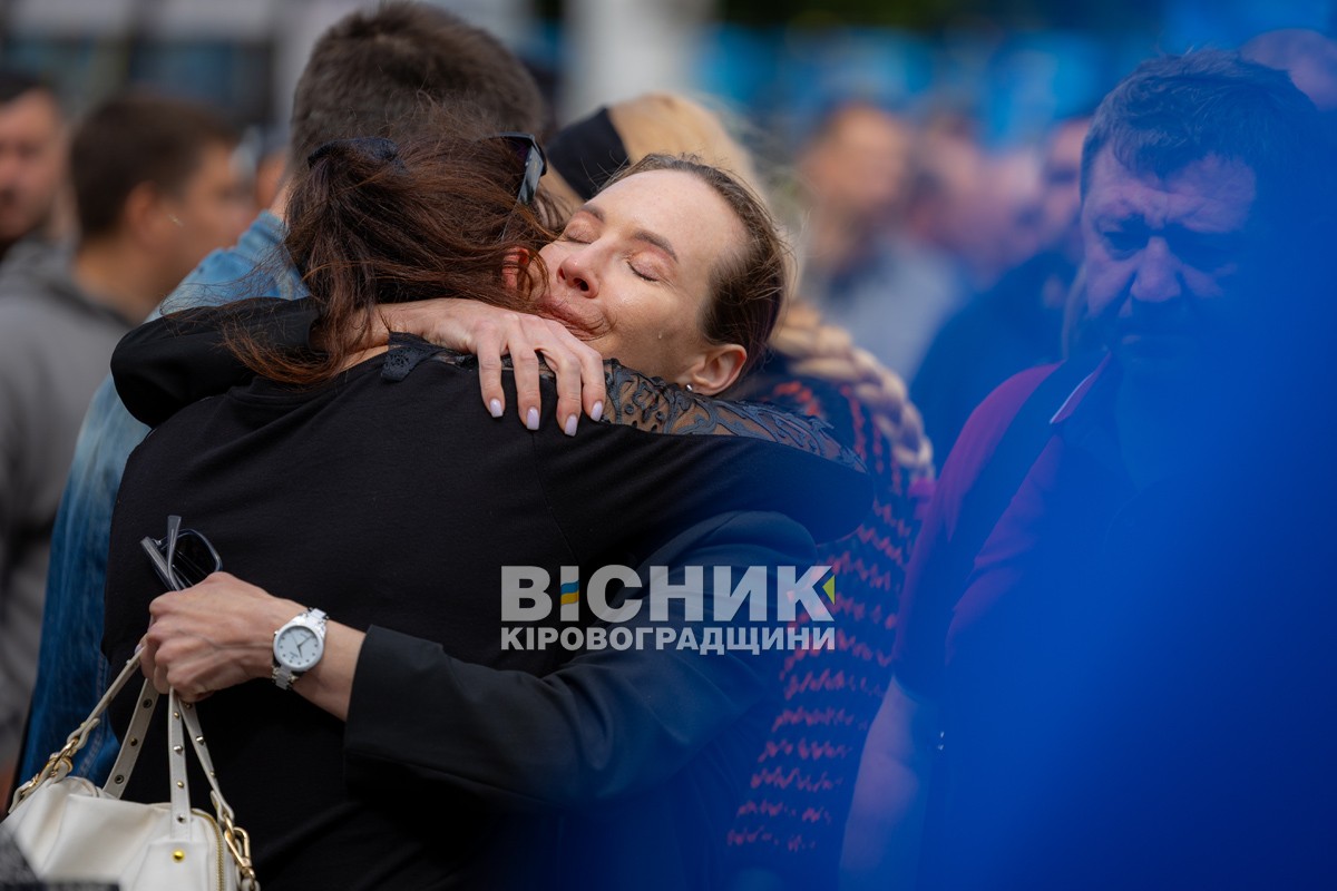 У Світловодську провели в останню земну дорогу захисника України Андрія Чорного У Світловодську провели в останню земну дорогу захисника України Андрія Чорного