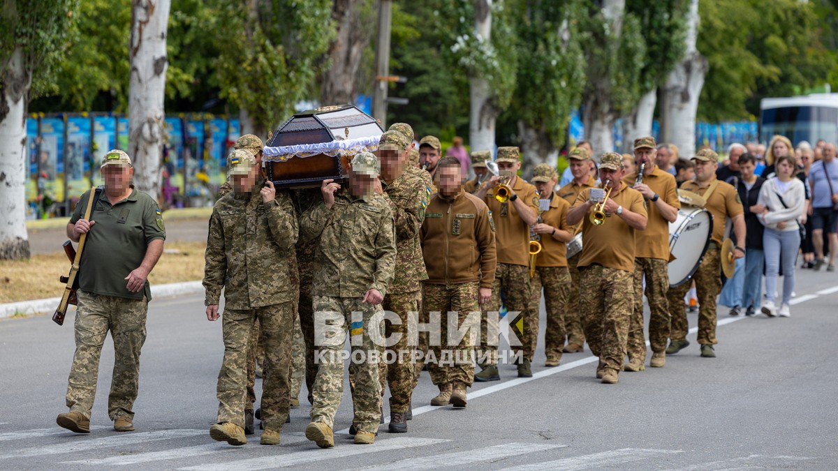 У Світловодську провели в останню земну дорогу захисника України Андрія Чорного У Світловодську провели в останню земну дорогу захисника України Андрія Чорного