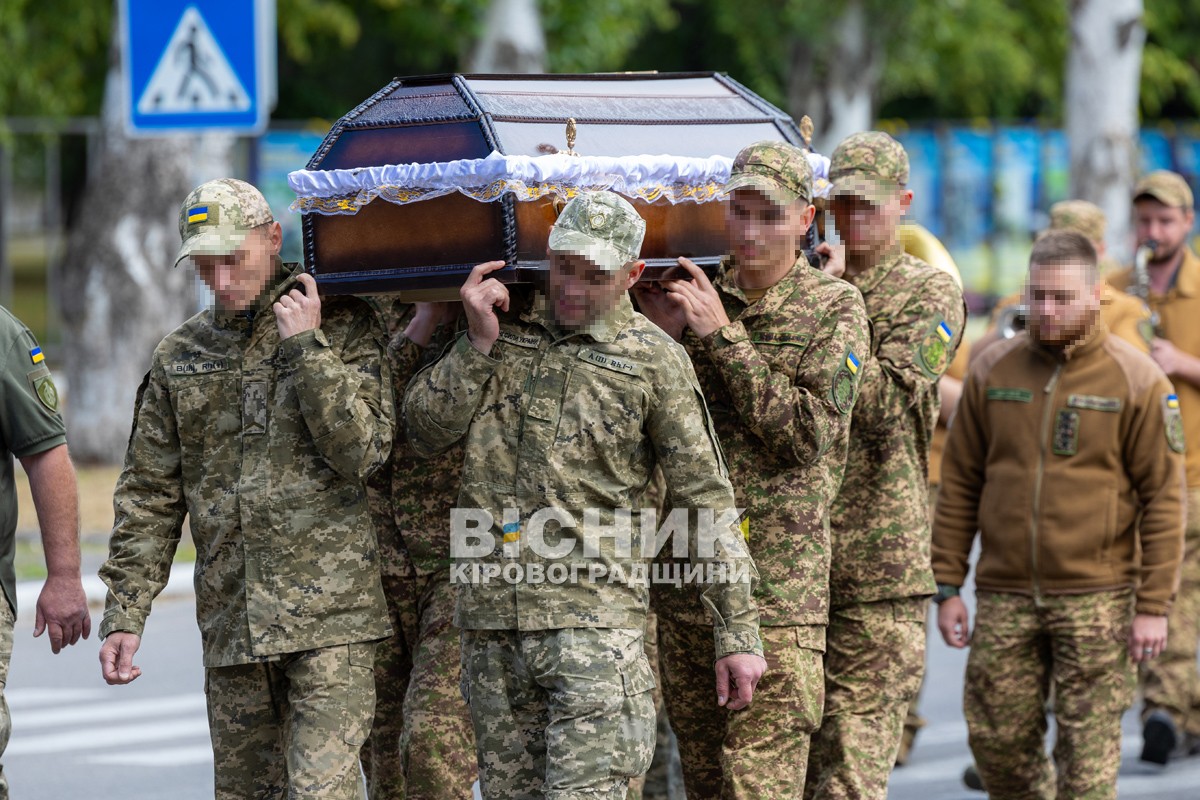 У Світловодську провели в останню земну дорогу захисника України Андрія Чорного У Світловодську провели в останню земну дорогу захисника України Андрія Чорного