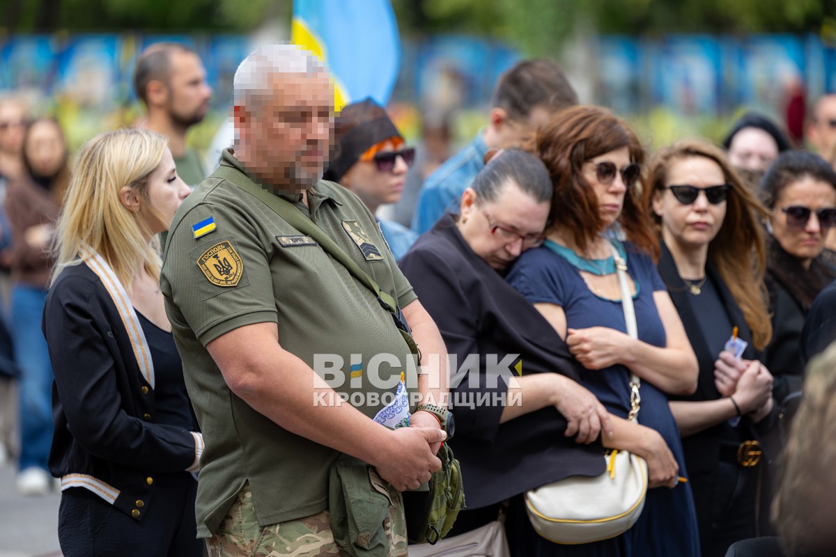 У Світловодську провели в останню земну дорогу захисника України Андрія Чорного У Світловодську провели в останню земну дорогу захисника України Андрія Чорного