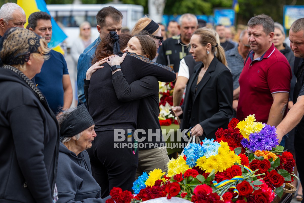 У Світловодську провели в останню земну дорогу захисника України Андрія Чорного У Світловодську провели в останню земну дорогу захисника України Андрія Чорного