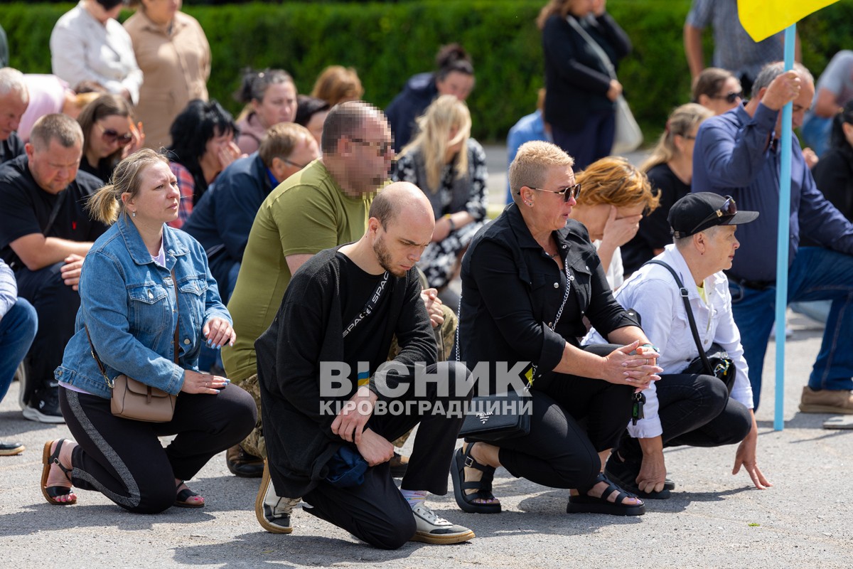 У Світловодську провели в останню земну дорогу захисника України Андрія Чорного У Світловодську провели в останню земну дорогу захисника України Андрія Чорного