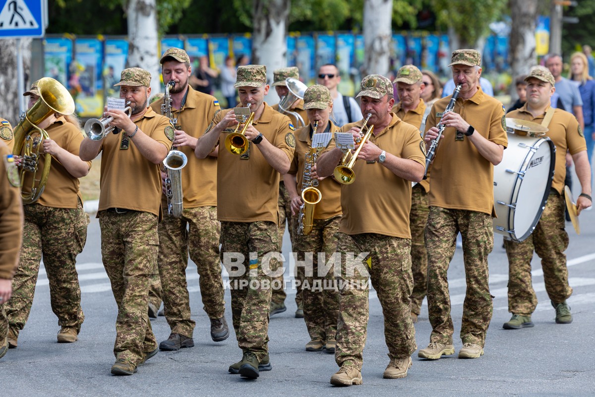 У Світловодську провели в останню земну дорогу захисника України Андрія Чорного У Світловодську провели в останню земну дорогу захисника України Андрія Чорного