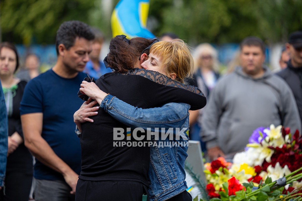 У Світловодську провели в останню земну дорогу захисника України Андрія Чорного У Світловодську провели в останню земну дорогу захисника України Андрія Чорного