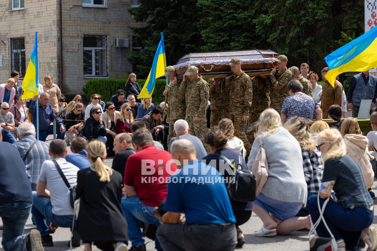 У Світловодську провели в останню земну дорогу захисника України Андрія Чорного У Світловодську провели в останню земну дорогу захисника України Андрія Чорного