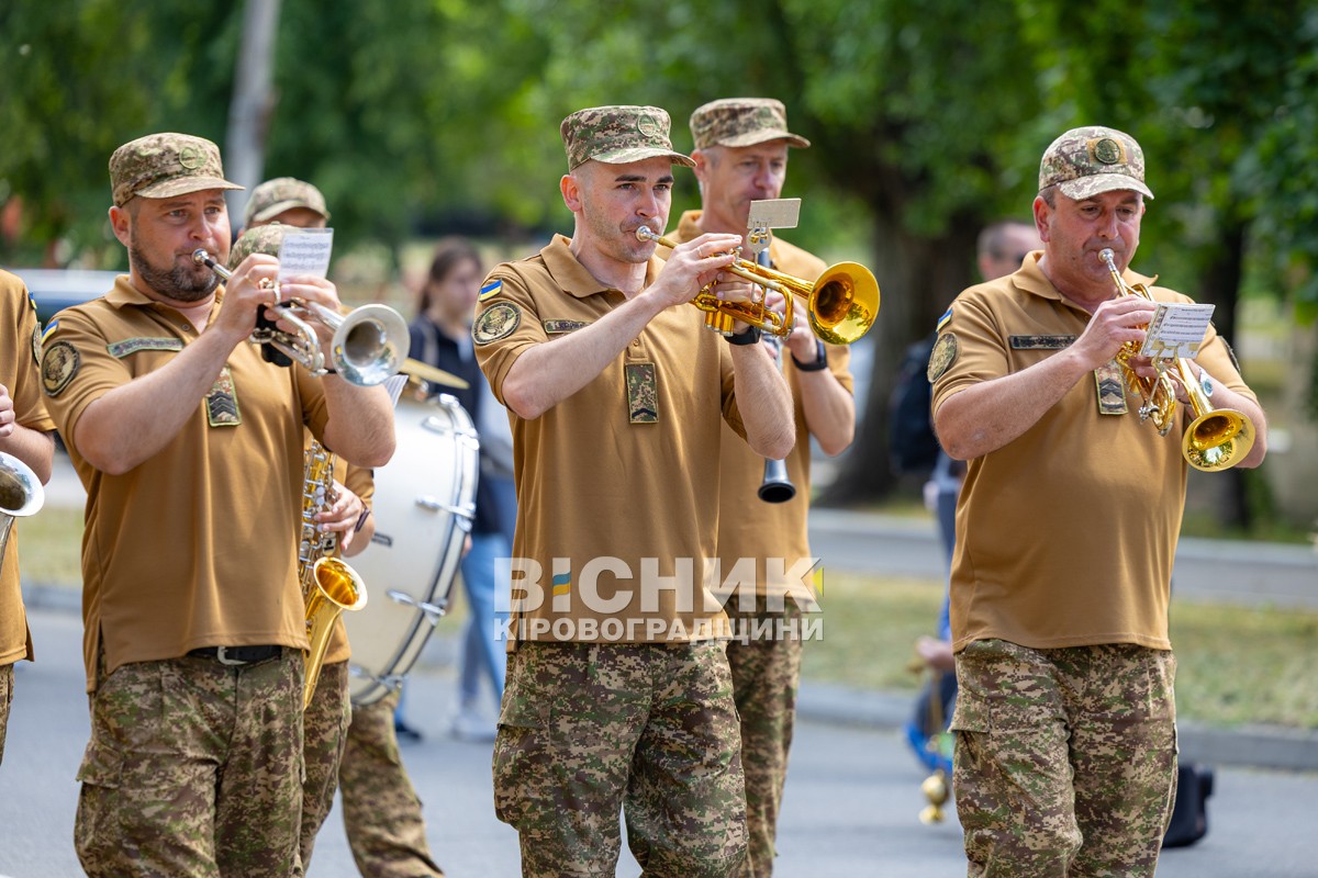 У Світловодську провели в останню земну дорогу захисника України Андрія Чорного У Світловодську провели в останню земну дорогу захисника України Андрія Чорного
