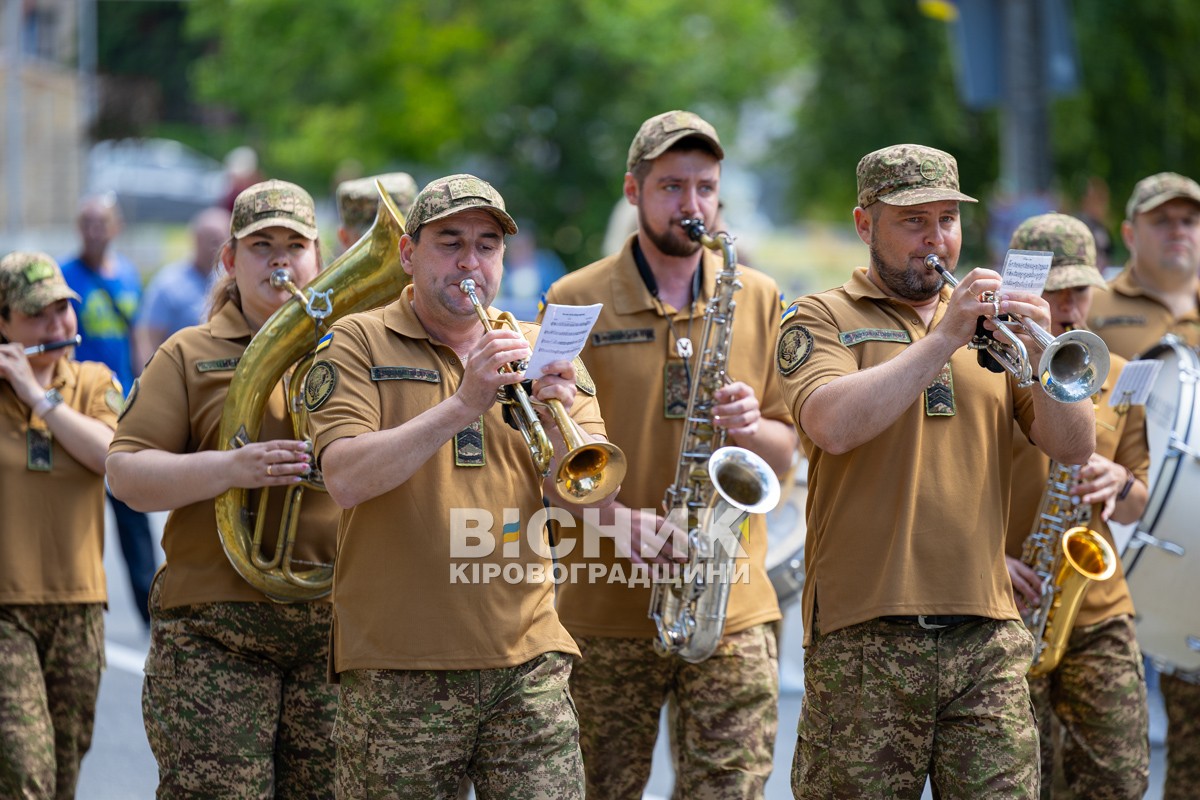 У Світловодську провели в останню земну дорогу захисника України Андрія Чорного У Світловодську провели в останню земну дорогу захисника України Андрія Чорного