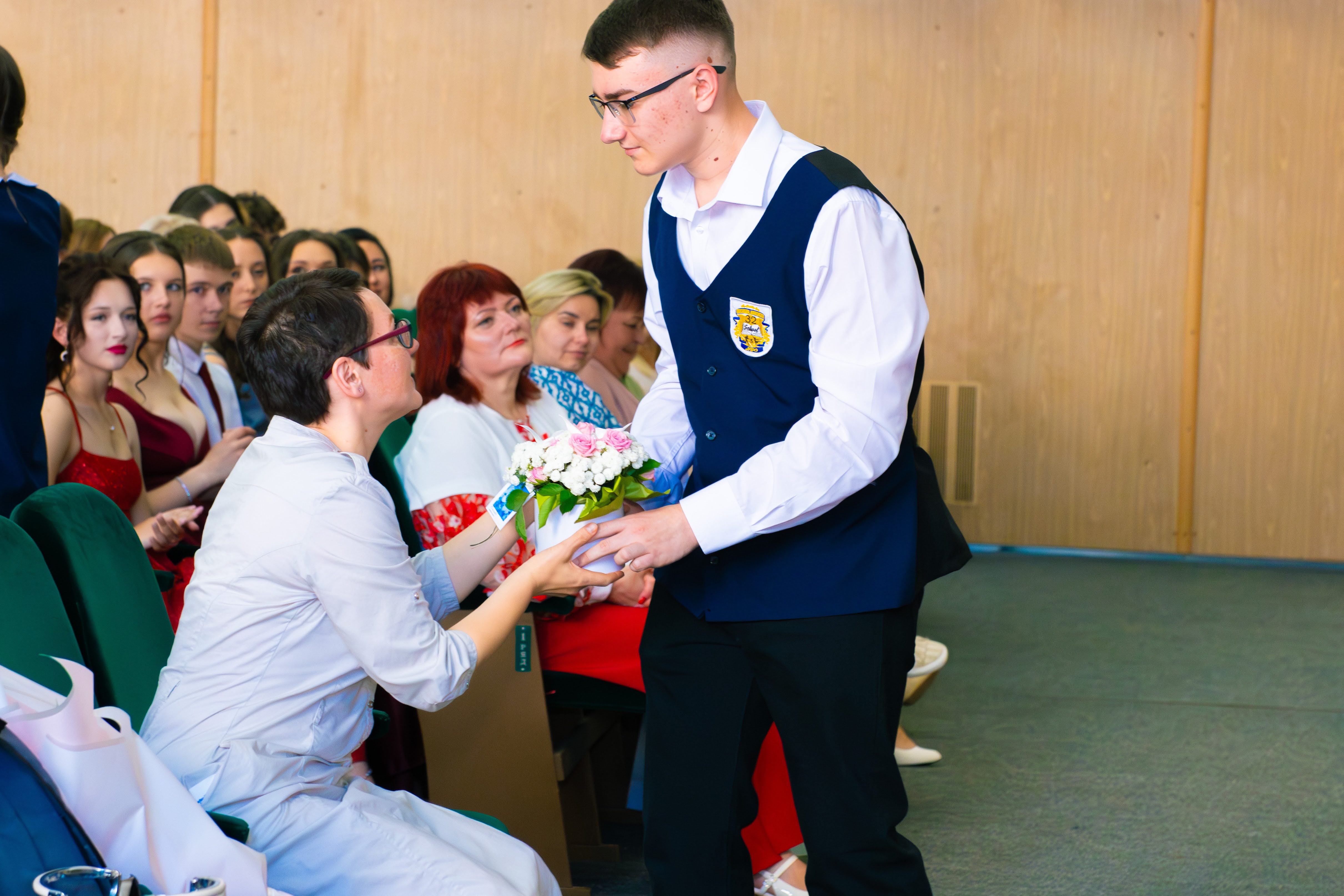 Сльози, вальс і троянди: як Кропивницький провів випускників у доросле життя Сльози, вальс і троянди: як Кропивницький провів випускників у доросле життя