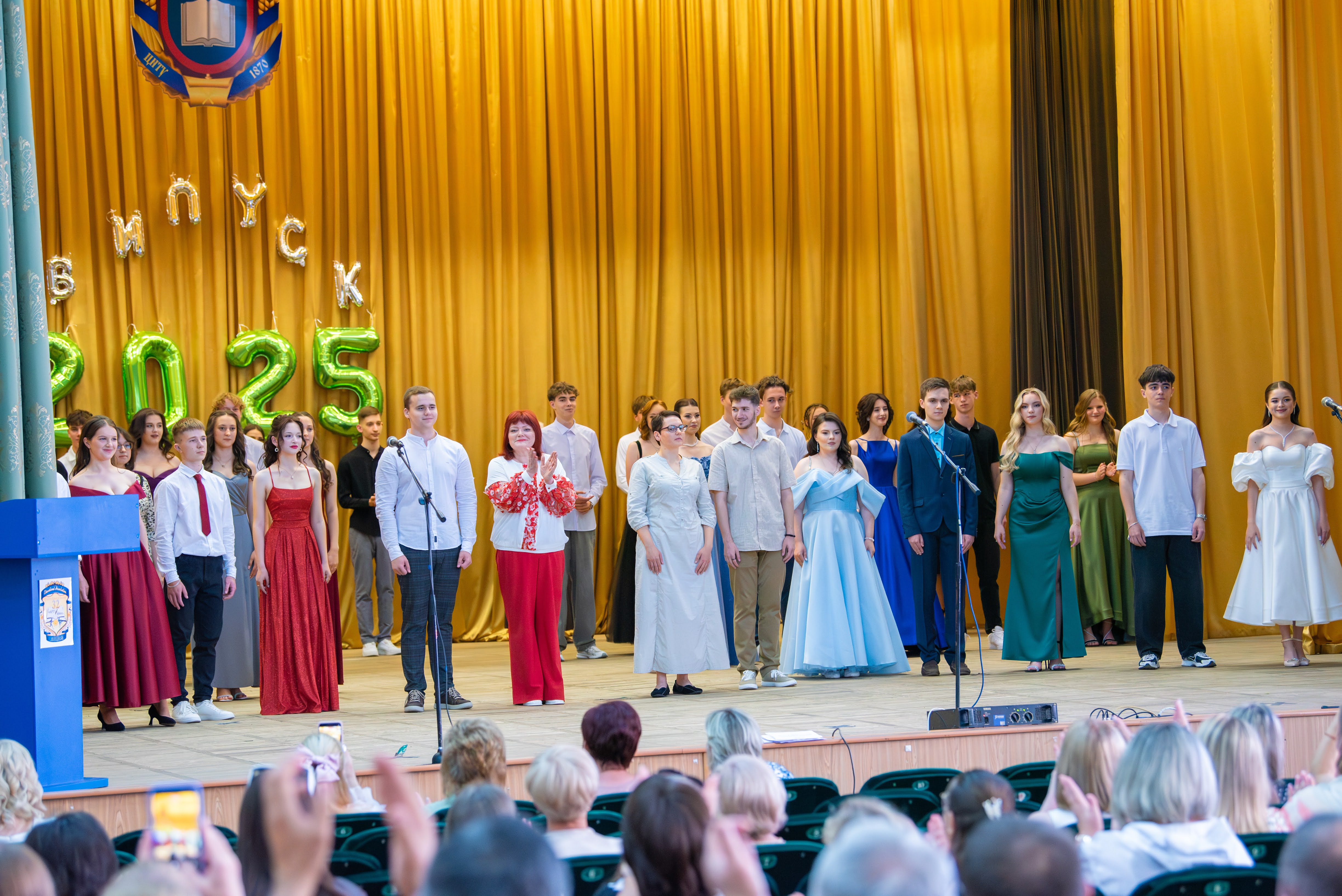 Сльози, вальс і троянди: як Кропивницький провів випускників у доросле життя Сльози, вальс і троянди: як Кропивницький провів випускників у доросле життя