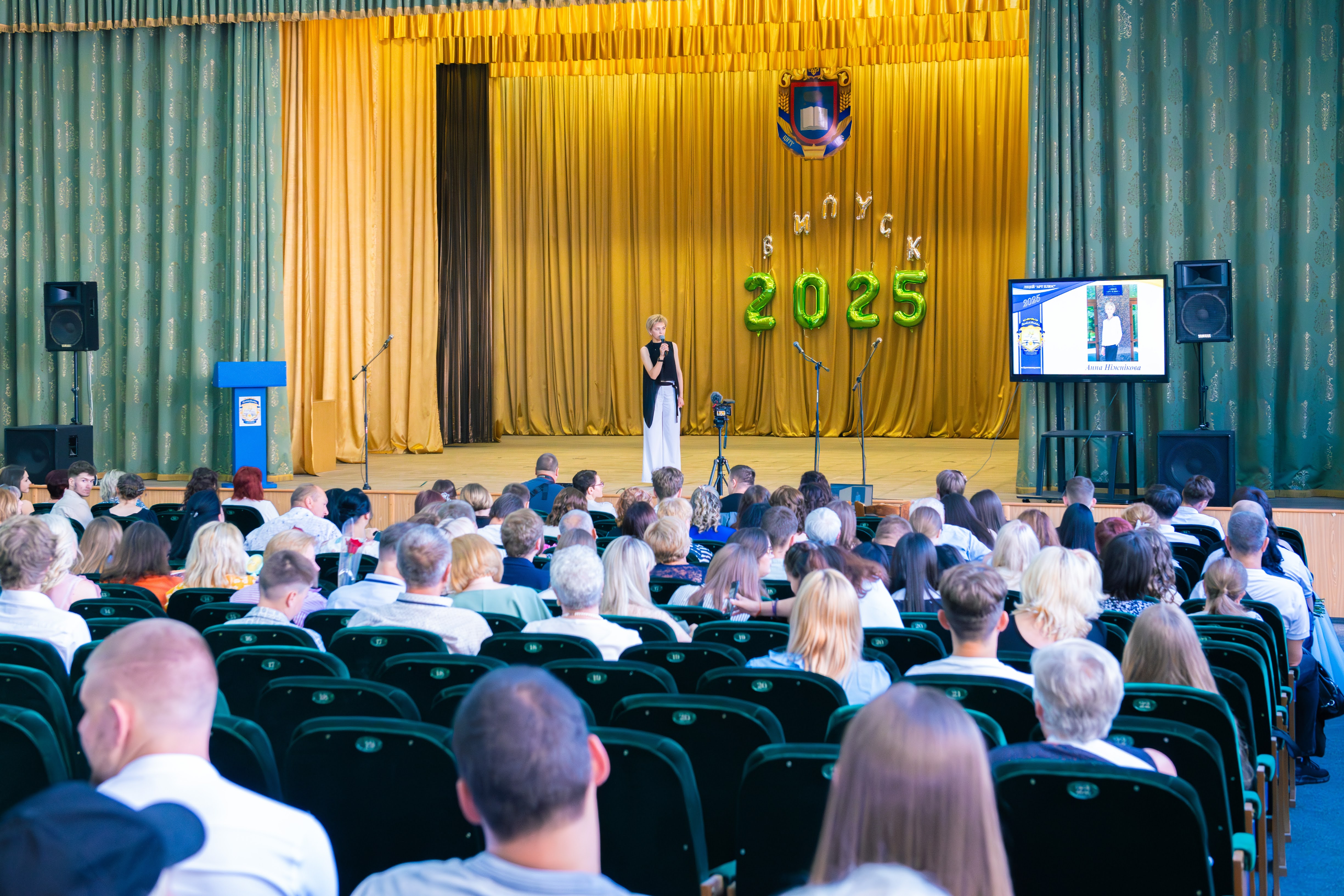Сльози, вальс і троянди: як Кропивницький провів випускників у доросле життя Сльози, вальс і троянди: як Кропивницький провів випускників у доросле життя