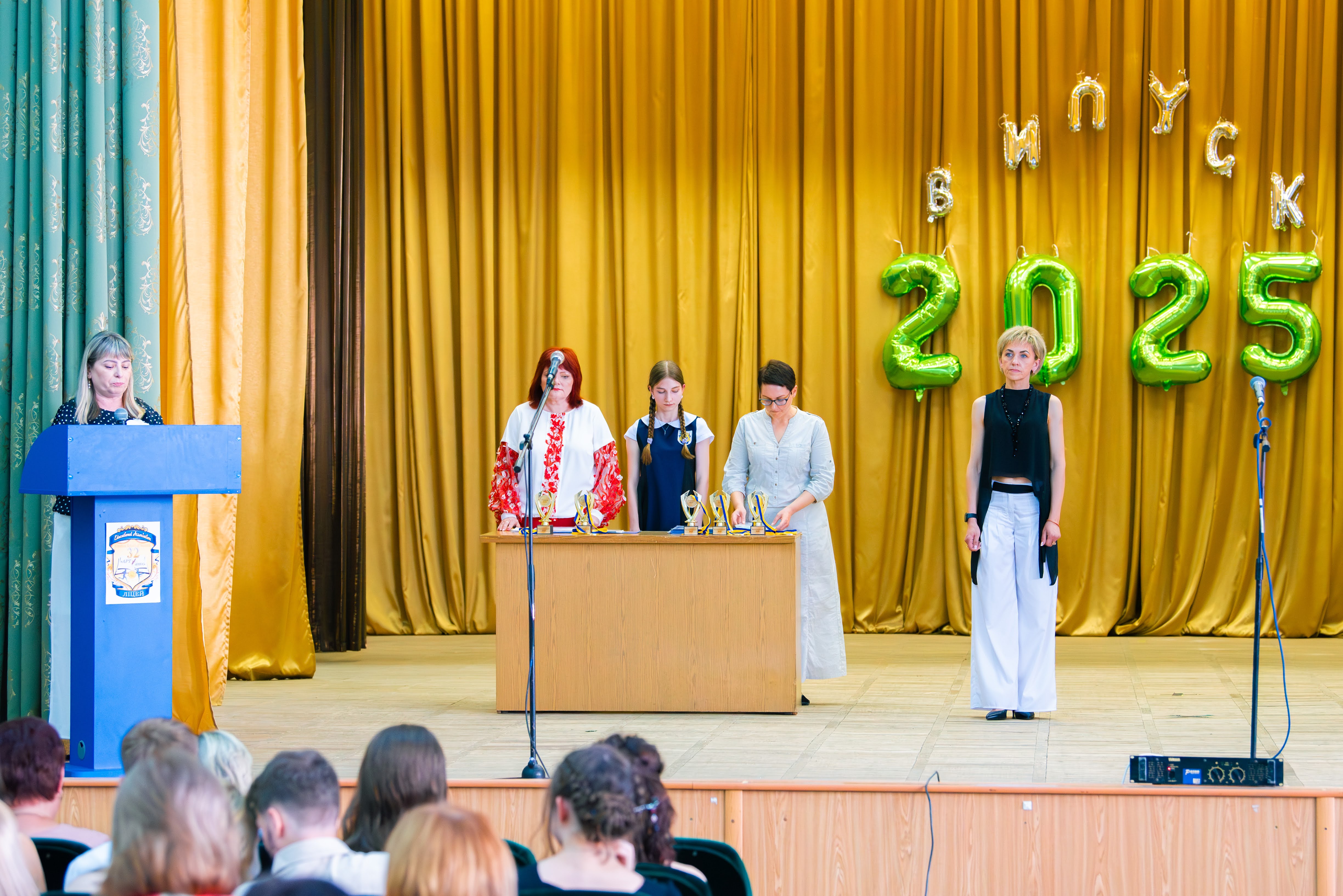 Сльози, вальс і троянди: як Кропивницький провів випускників у доросле життя Сльози, вальс і троянди: як Кропивницький провів випускників у доросле життя