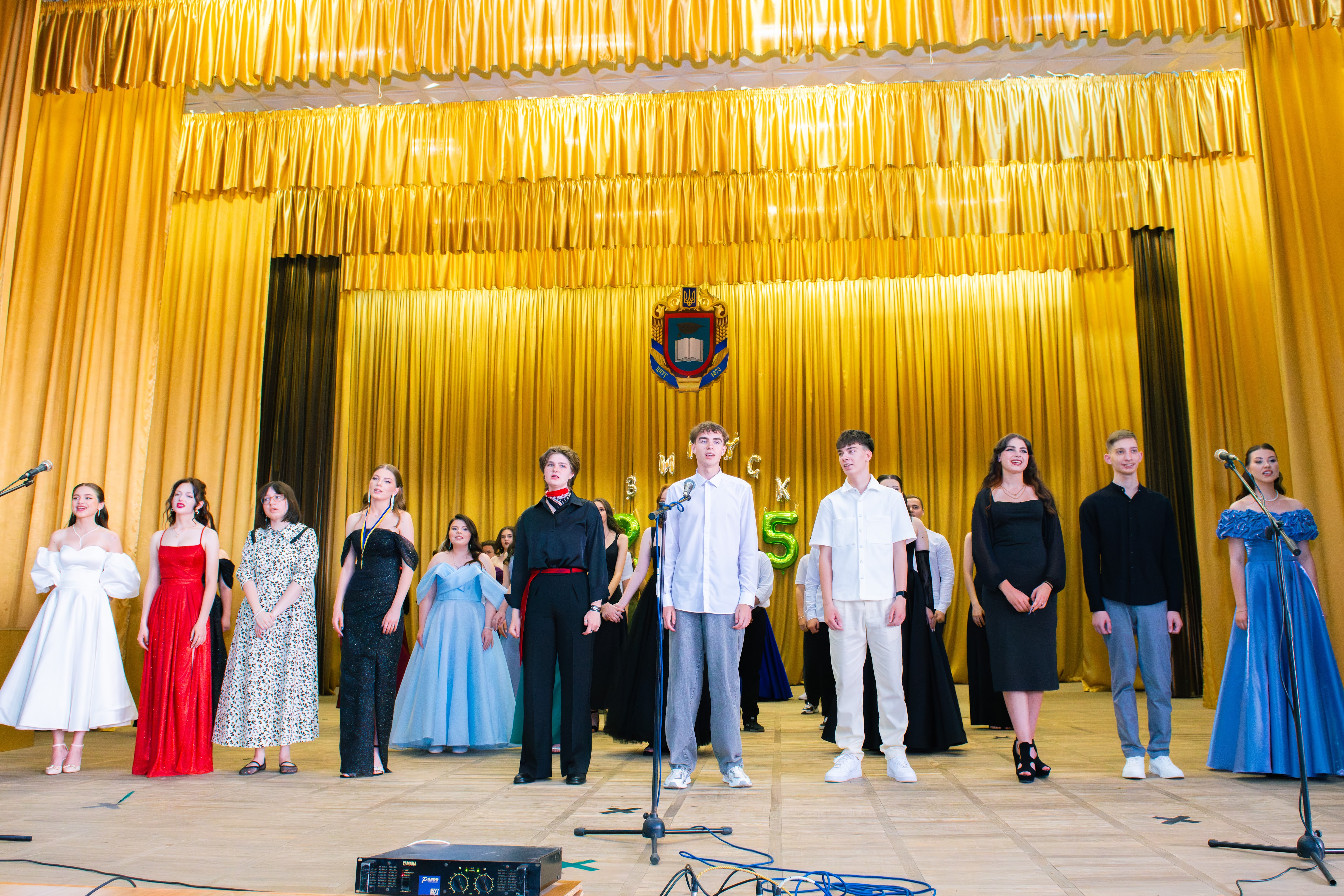 Сльози, вальс і троянди: як Кропивницький провів випускників у доросле життя Сльози, вальс і троянди: як Кропивницький провів випускників у доросле життя