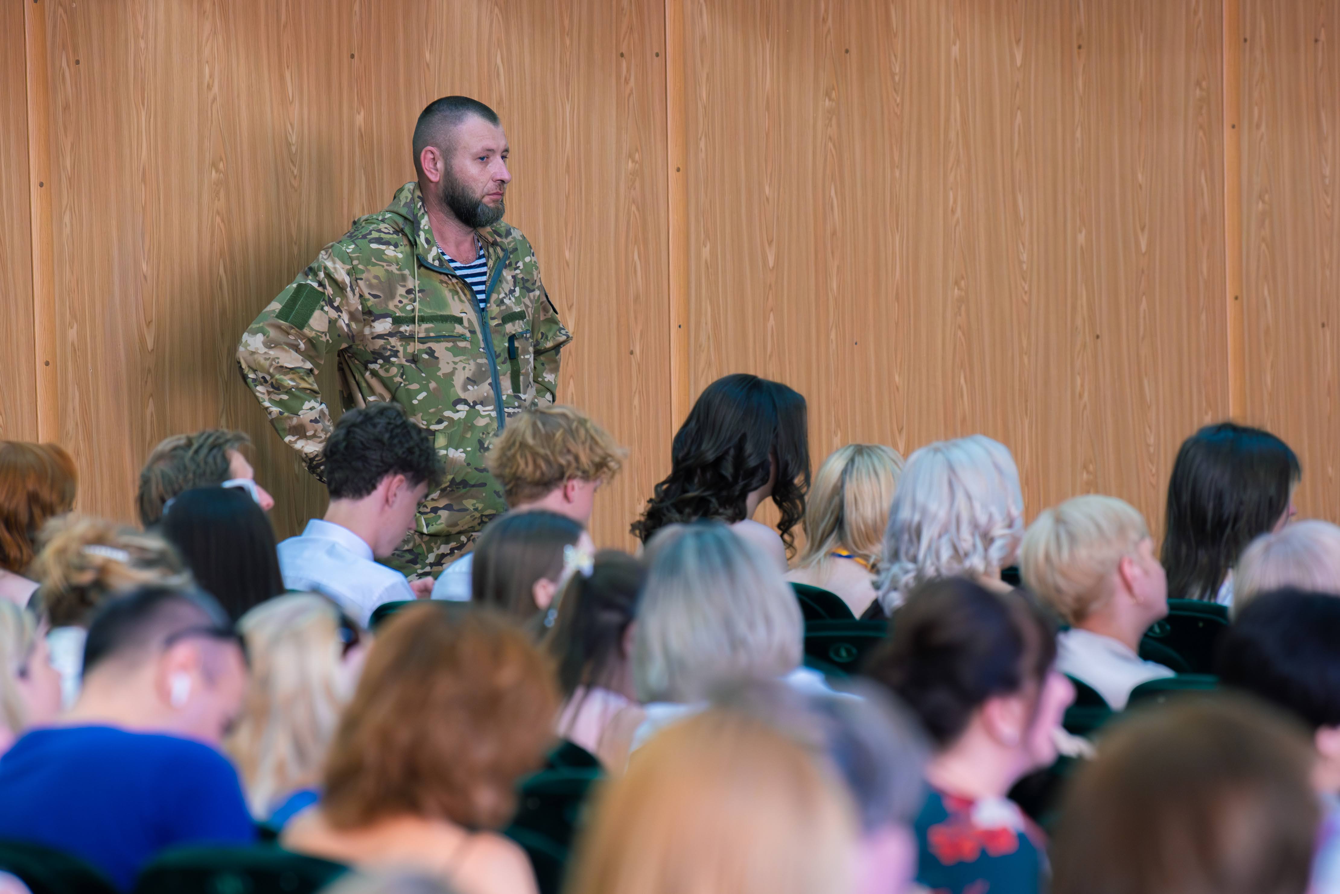 Сльози, вальс і троянди: як Кропивницький провів випускників у доросле життя Сльози, вальс і троянди: як Кропивницький провів випускників у доросле життя