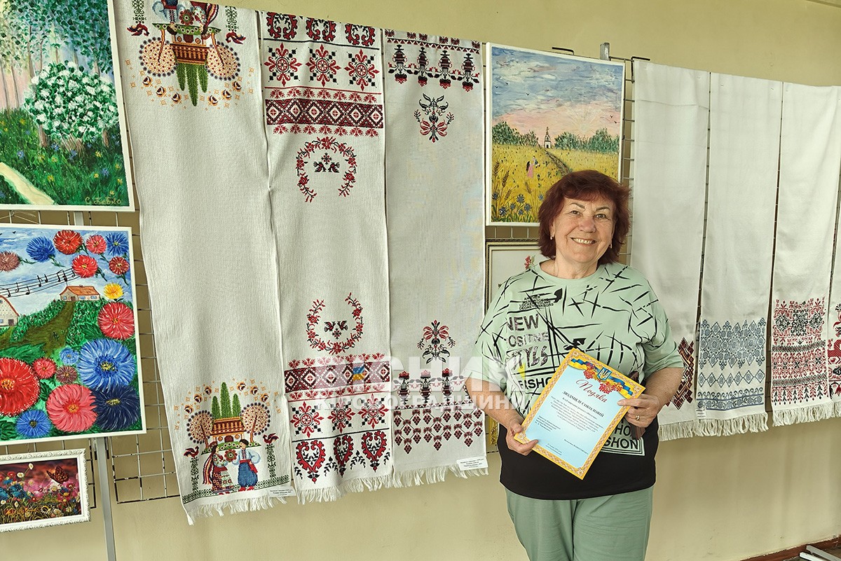 Виставка «Рушникові доріжки» об’єднала майстрів і традиції в бібліотеці Чижевського Виставка «Рушникові доріжки» об’єднала майстрів і традиції в бібліотеці Чижевського