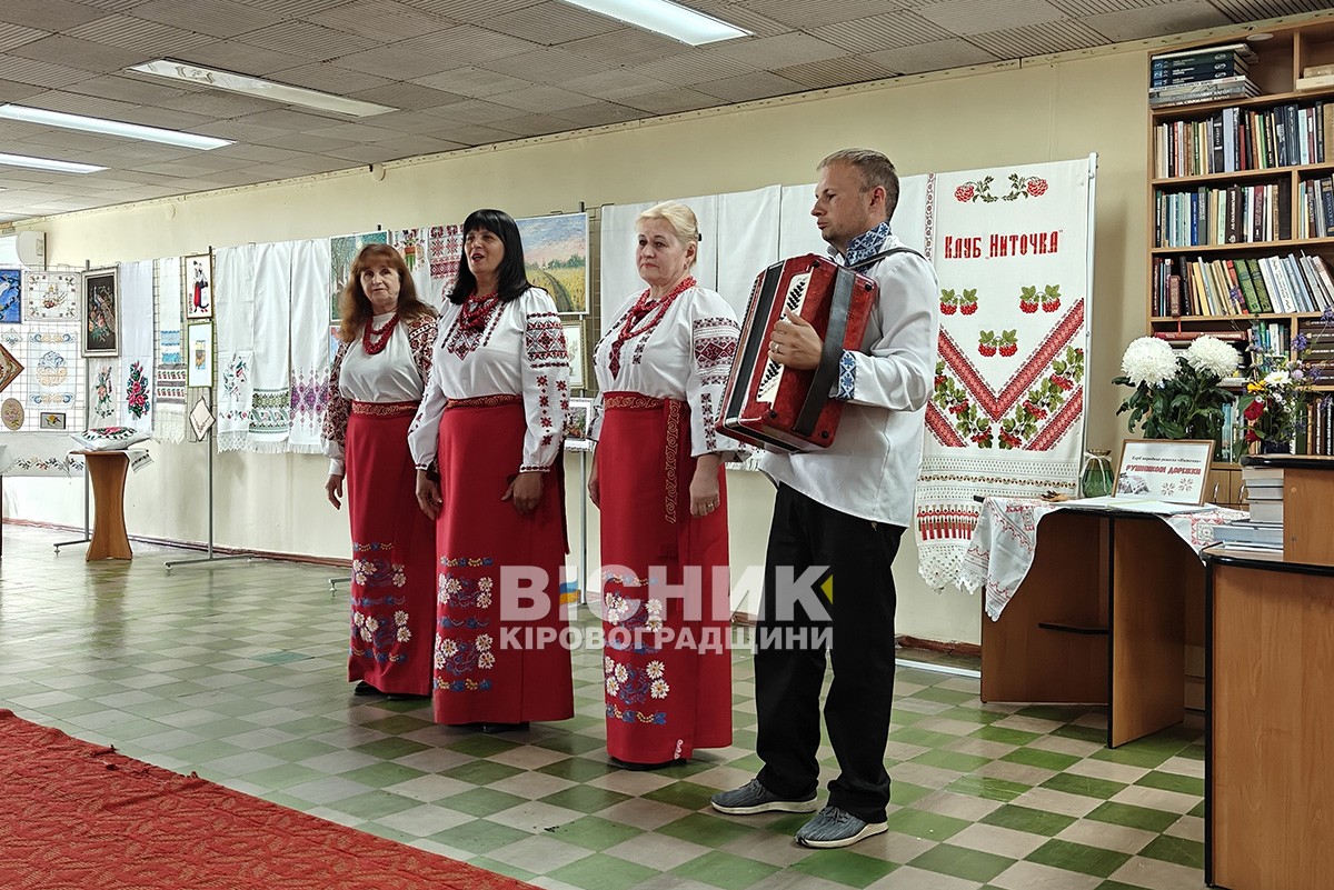 Виставка «Рушникові доріжки» об’єднала майстрів і традиції в бібліотеці Чижевського Виставка «Рушникові доріжки» об’єднала майстрів і традиції в бібліотеці Чижевського