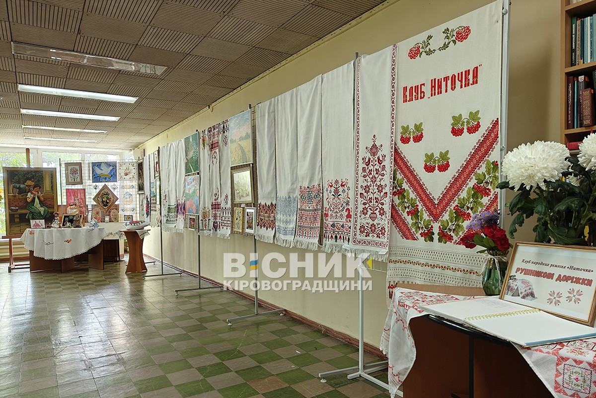 Виставка «Рушникові доріжки» об’єднала майстрів і традиції в бібліотеці Чижевського Виставка «Рушникові доріжки» об’єднала майстрів і традиції в бібліотеці Чижевського