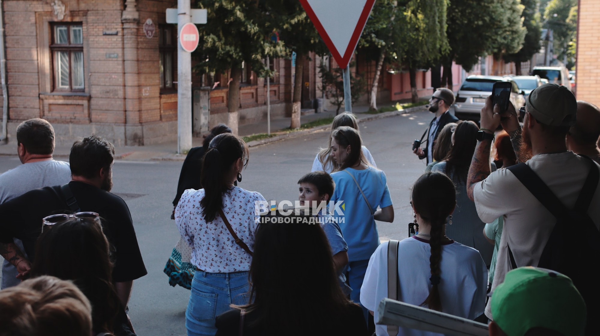 У Кропивницькому згадали Героя Небесної Сотні під час благодійної екскурсії вулицею Віктора Чміленка У Кропивницькому згадали Героя Небесної Сотні під час благодійної екскурсії вулицею Віктора Чміленка