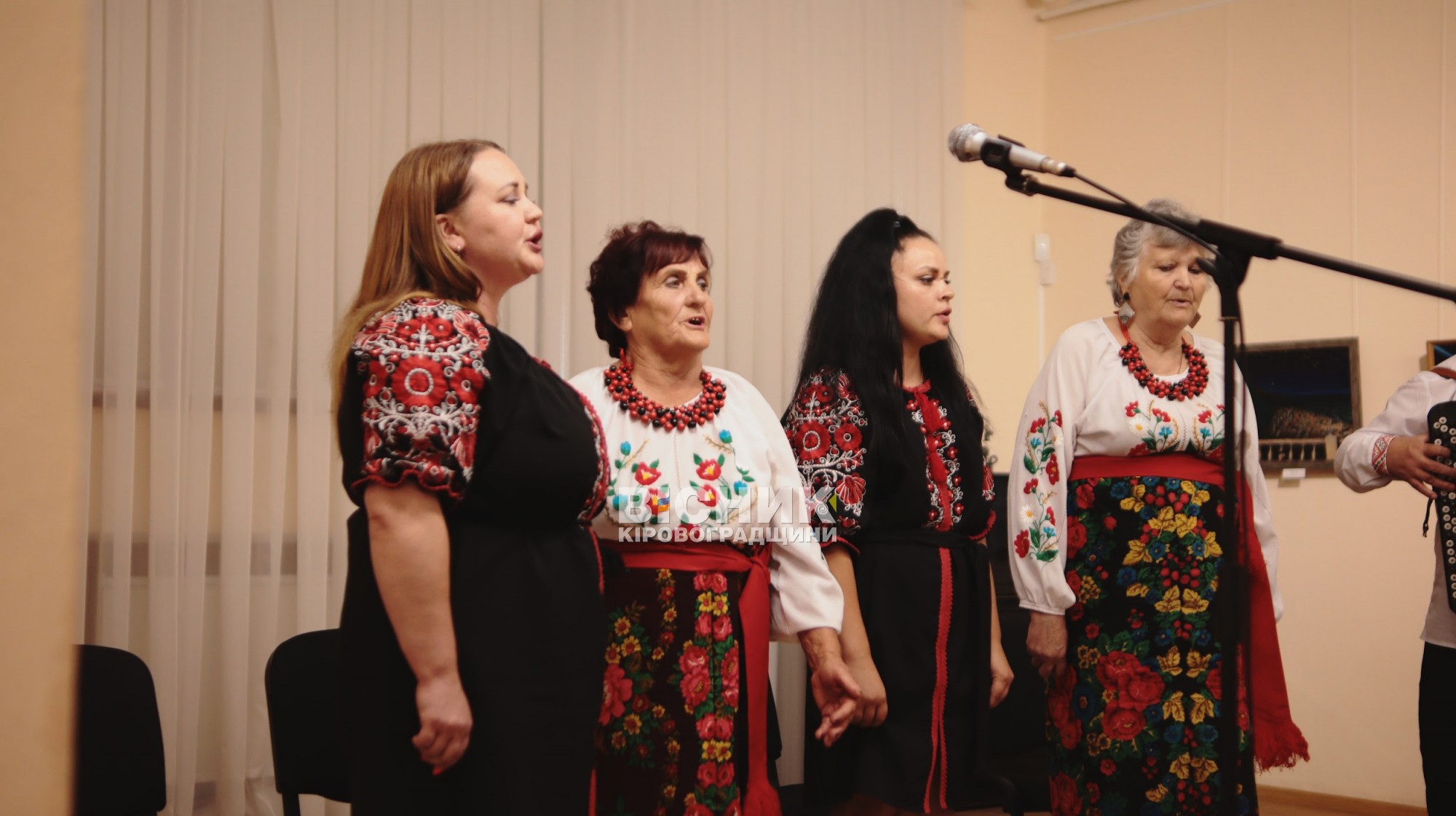 «Киньте все — гармошка грає!»: у Кропивницькому відбувся теплий концерт народної пісні та єдності «Киньте все — гармошка грає!»: у Кропивницькому відбувся теплий концерт народної пісні та єдності