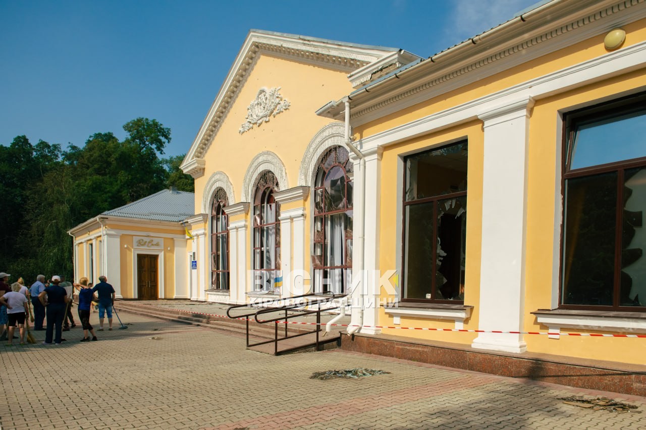 Кропивницький атакували дрони: пошкоджено філармонію, університет і парк