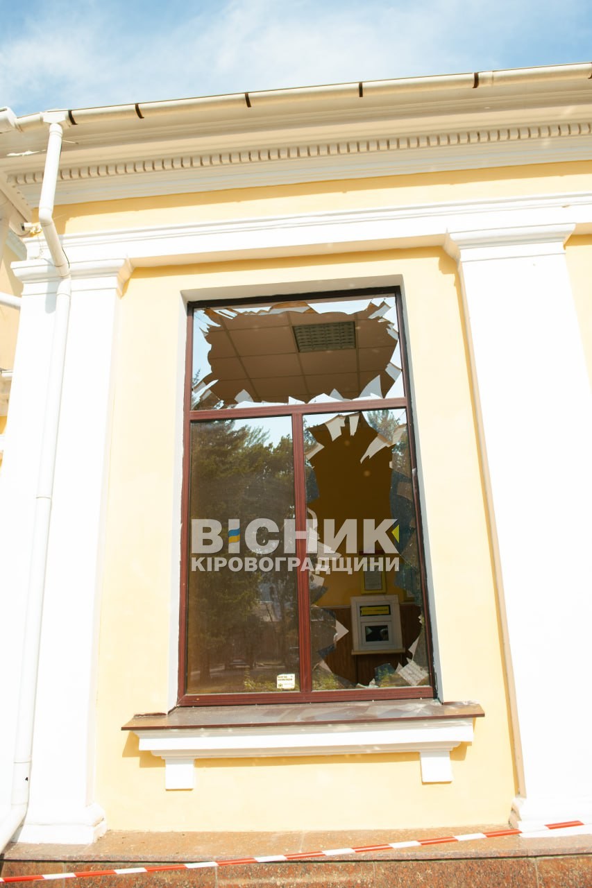 Кропивницький атакували дрони: пошкоджено філармонію, університет і парк