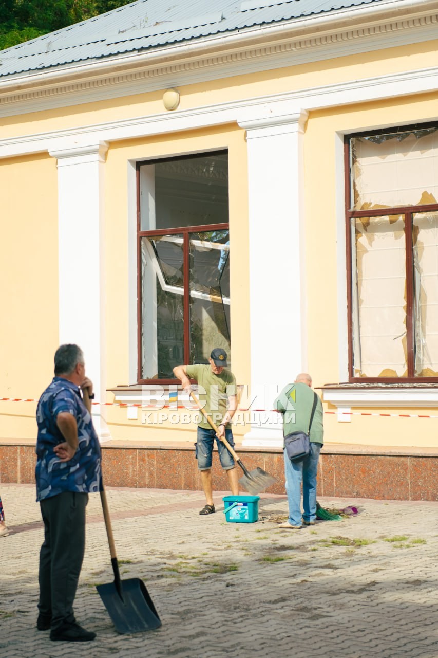 Кропивницький атакували дрони: пошкоджено філармонію, університет і парк