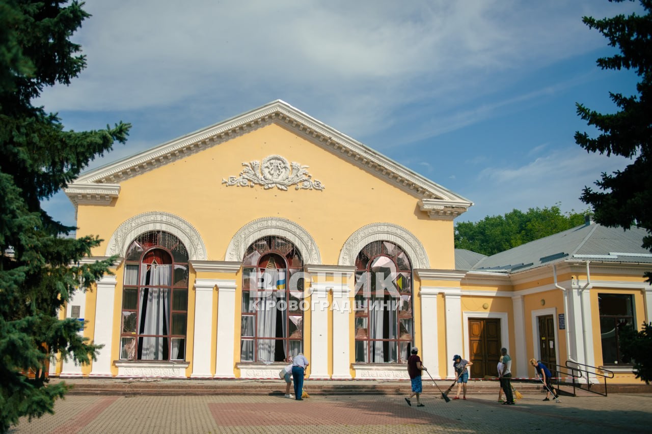 Кропивницький атакували дрони: пошкоджено філармонію, університет і парк