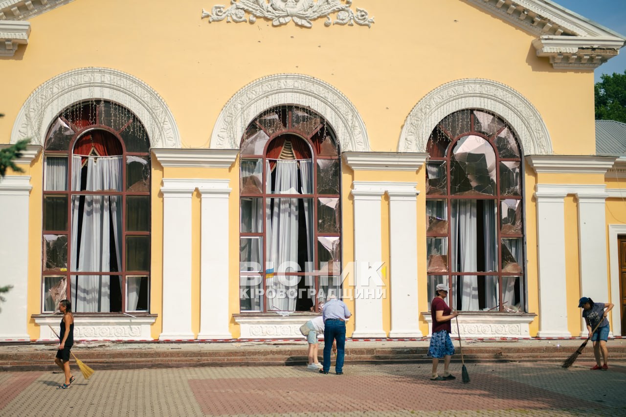 Кропивницький атакували дрони: пошкоджено філармонію, університет і парк