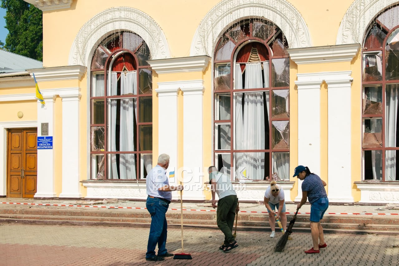 Кропивницький атакували дрони: пошкоджено філармонію, університет і парк