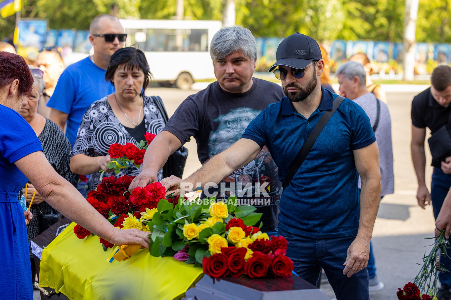 У Світловодську провели в останню земну дорогу захисника України Дениса Голіка У Світловодську провели в останню земну дорогу захисника України Дениса Голіка