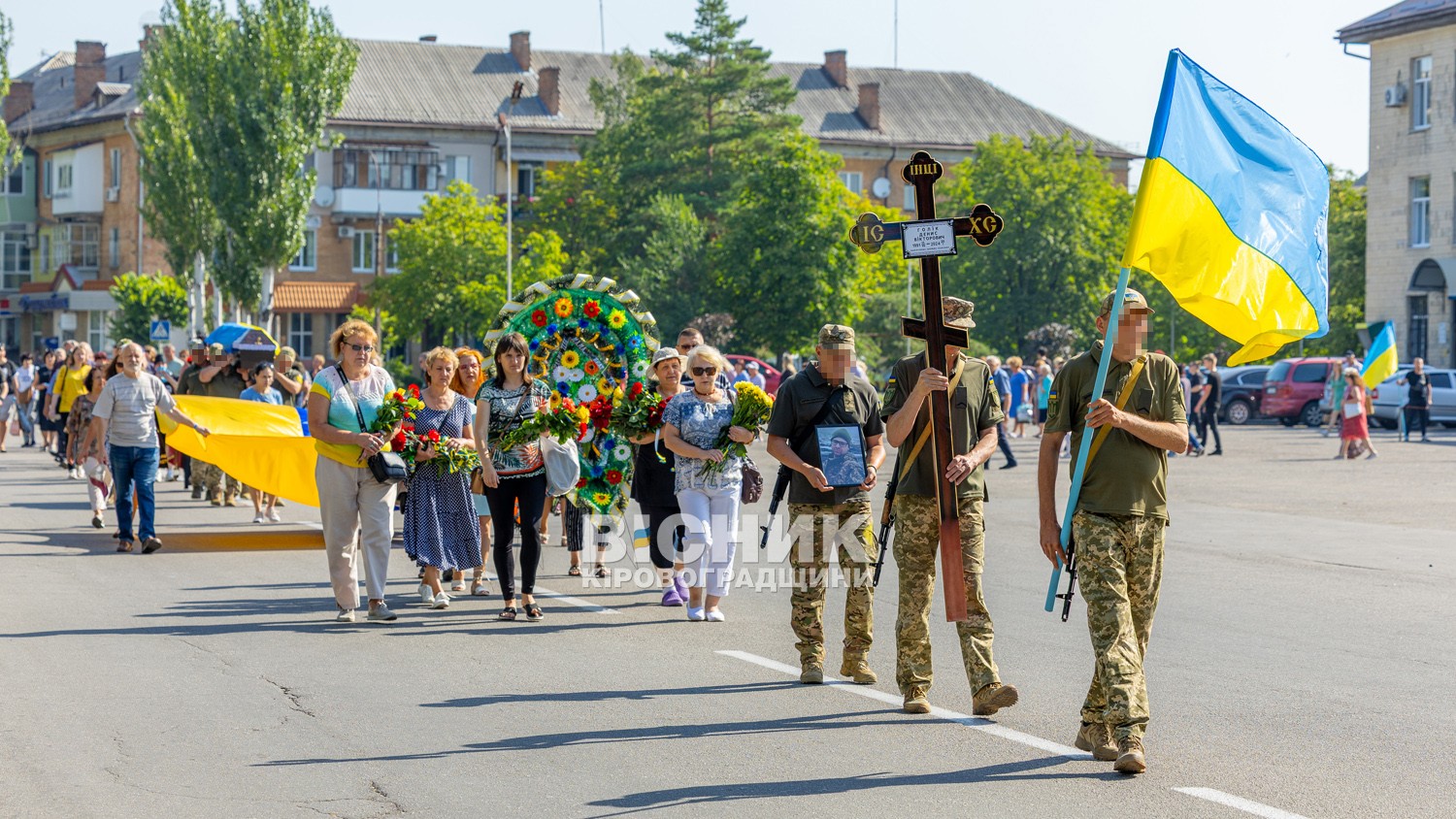 У Світловодську провели в останню земну дорогу захисника України Дениса Голіка У Світловодську провели в останню земну дорогу захисника України Дениса Голіка