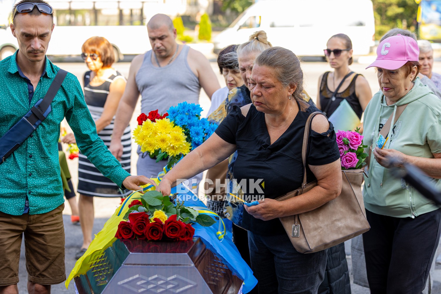 У Світловодську провели в останню земну дорогу захисника України Дениса Голіка У Світловодську провели в останню земну дорогу захисника України Дениса Голіка