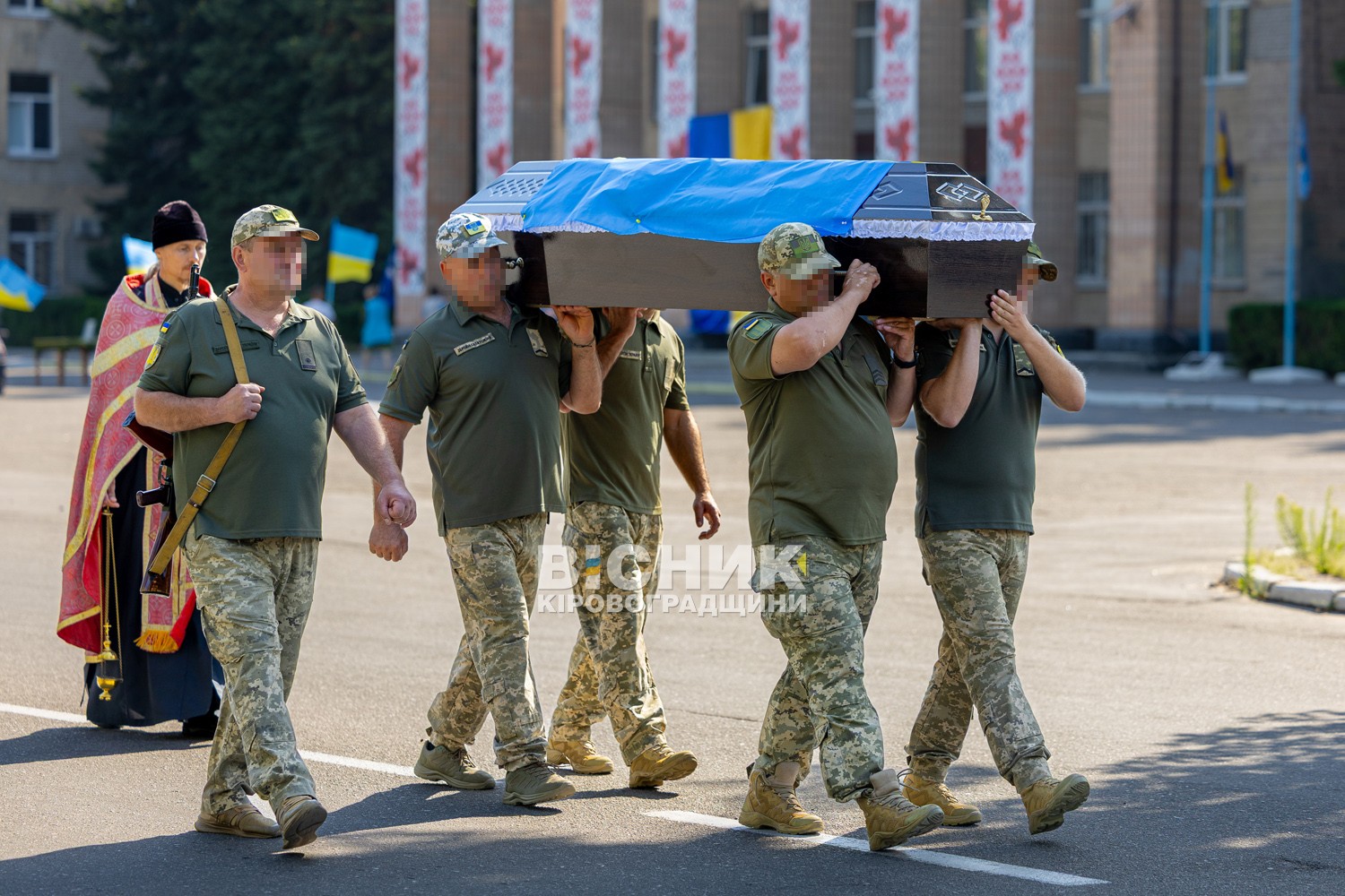 У Світловодську провели в останню земну дорогу захисника України Дениса Голіка У Світловодську провели в останню земну дорогу захисника України Дениса Голіка
