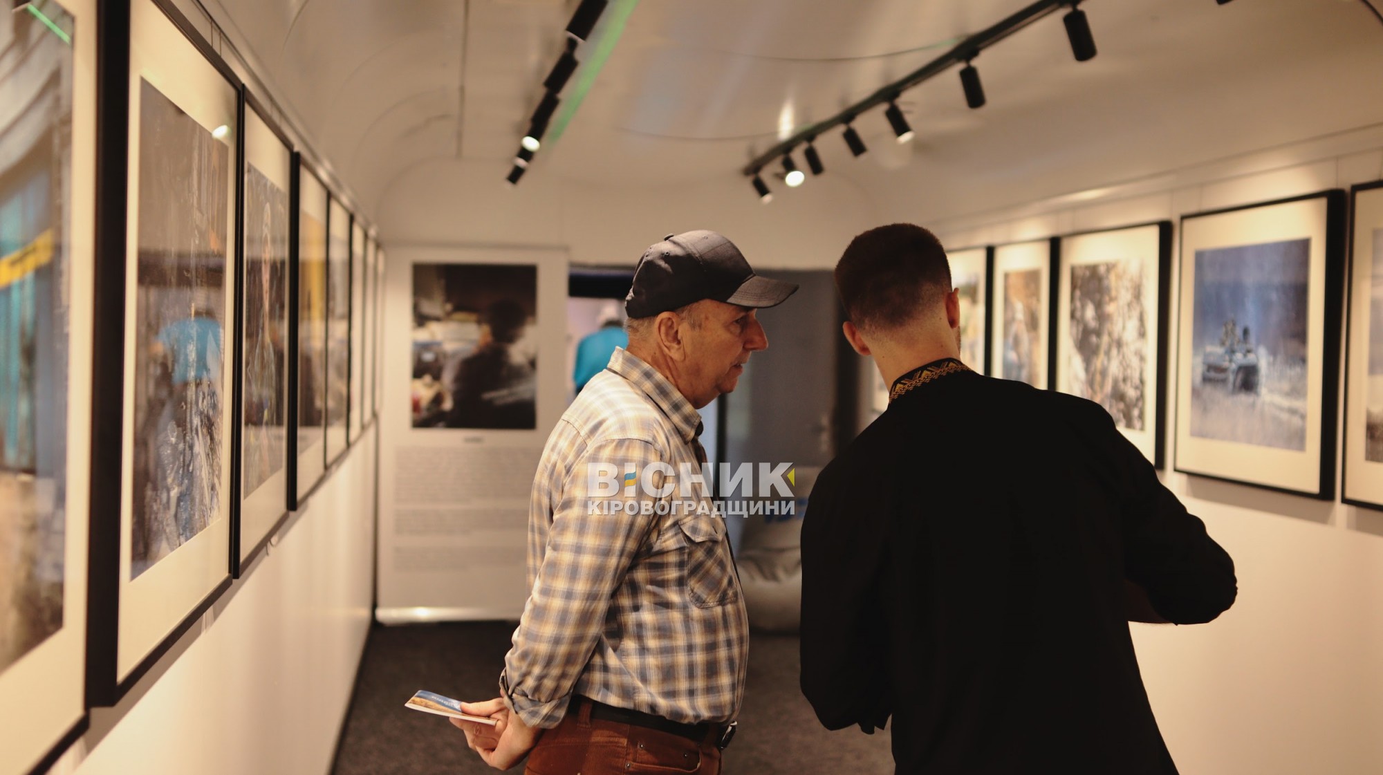 «Відвага нації»: у Кропивницькому зупинився мистецький потяг з фотовиставкою про війну «Відвага нації»: у Кропивницькому зупинився мистецький потяг з фотовиставкою про війну