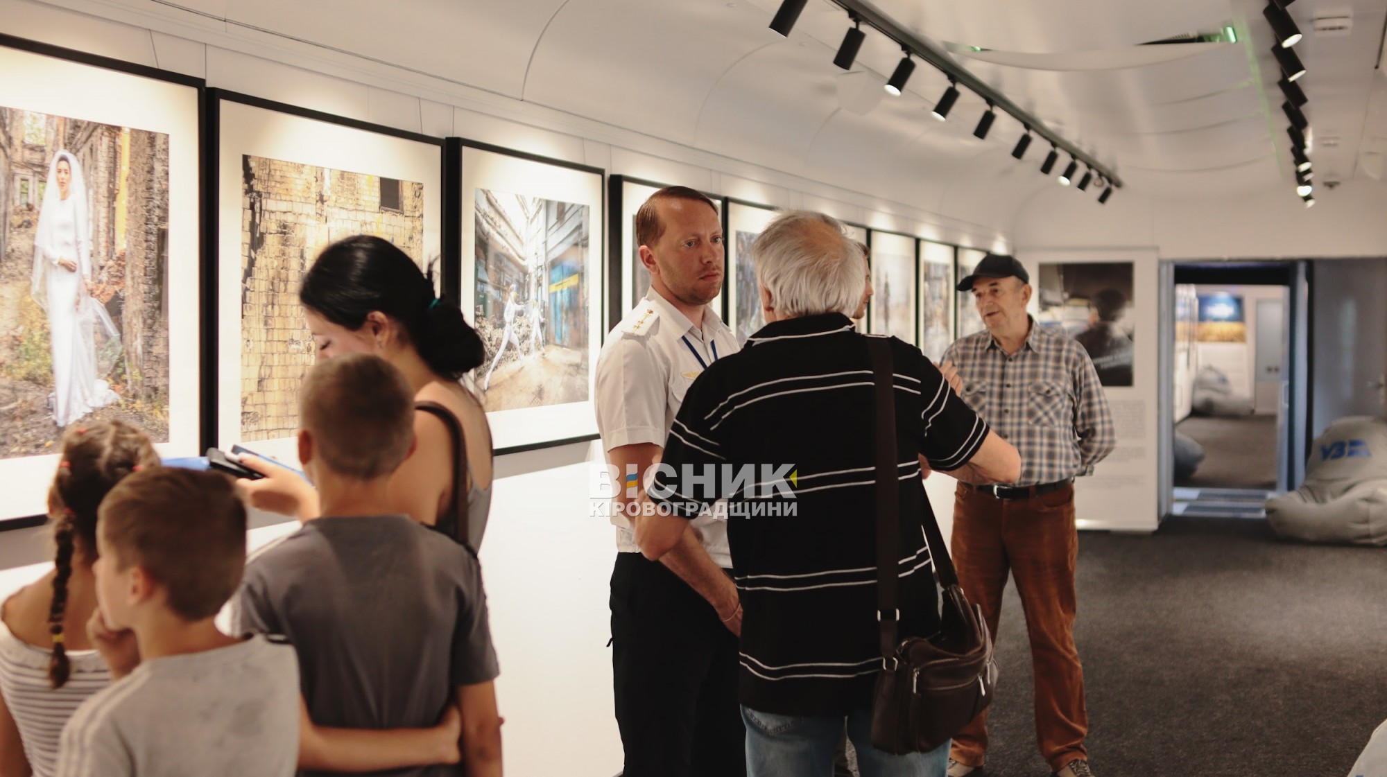 «Відвага нації»: у Кропивницькому зупинився мистецький потяг з фотовиставкою про війну «Відвага нації»: у Кропивницькому зупинився мистецький потяг з фотовиставкою про війну