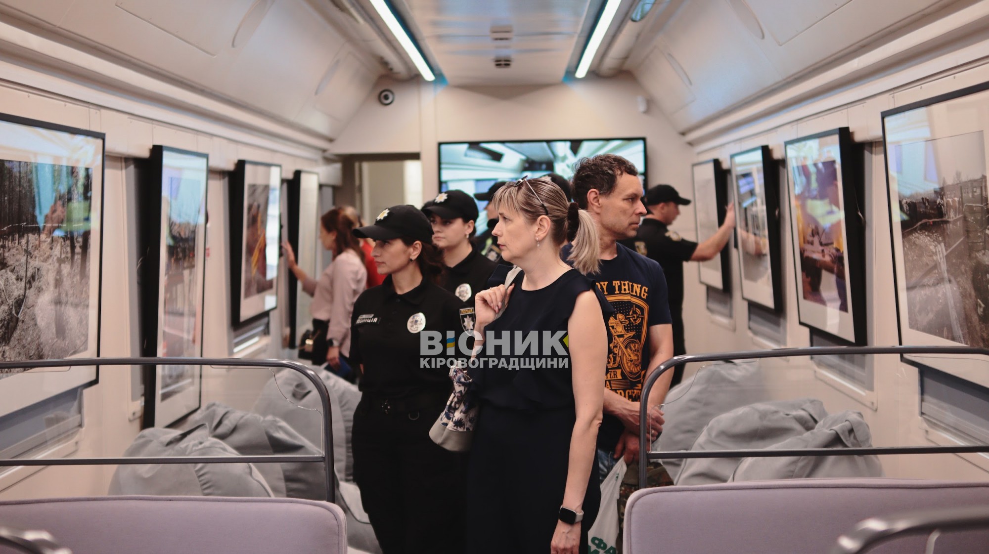 «Відвага нації»: у Кропивницькому зупинився мистецький потяг з фотовиставкою про війну «Відвага нації»: у Кропивницькому зупинився мистецький потяг з фотовиставкою про війну