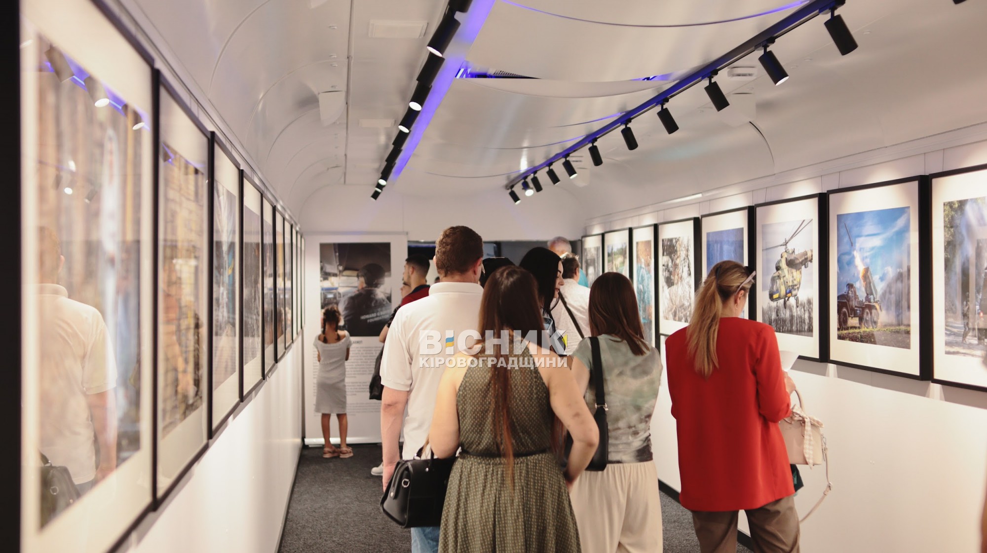 «Відвага нації»: у Кропивницькому зупинився мистецький потяг з фотовиставкою про війну «Відвага нації»: у Кропивницькому зупинився мистецький потяг з фотовиставкою про війну