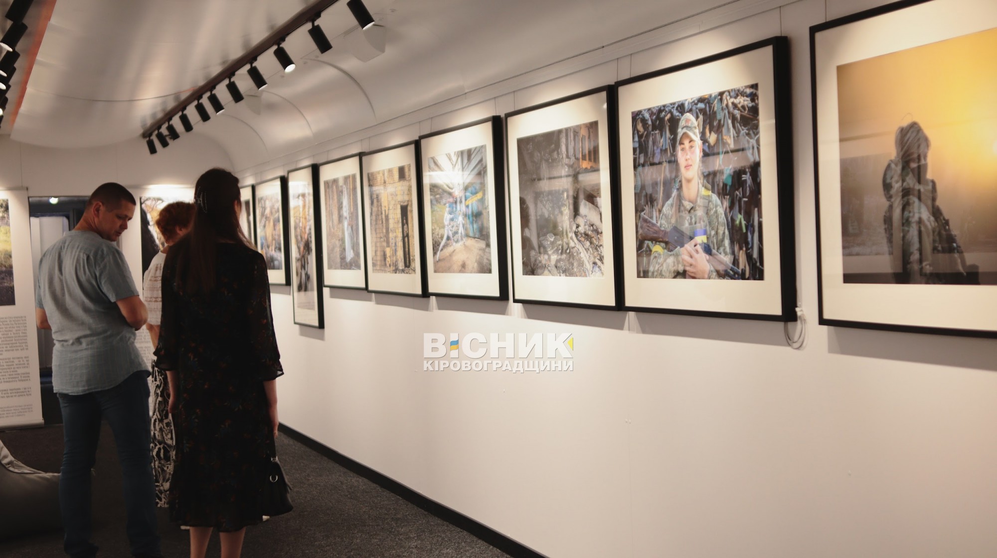 «Відвага нації»: у Кропивницькому зупинився мистецький потяг з фотовиставкою про війну «Відвага нації»: у Кропивницькому зупинився мистецький потяг з фотовиставкою про війну