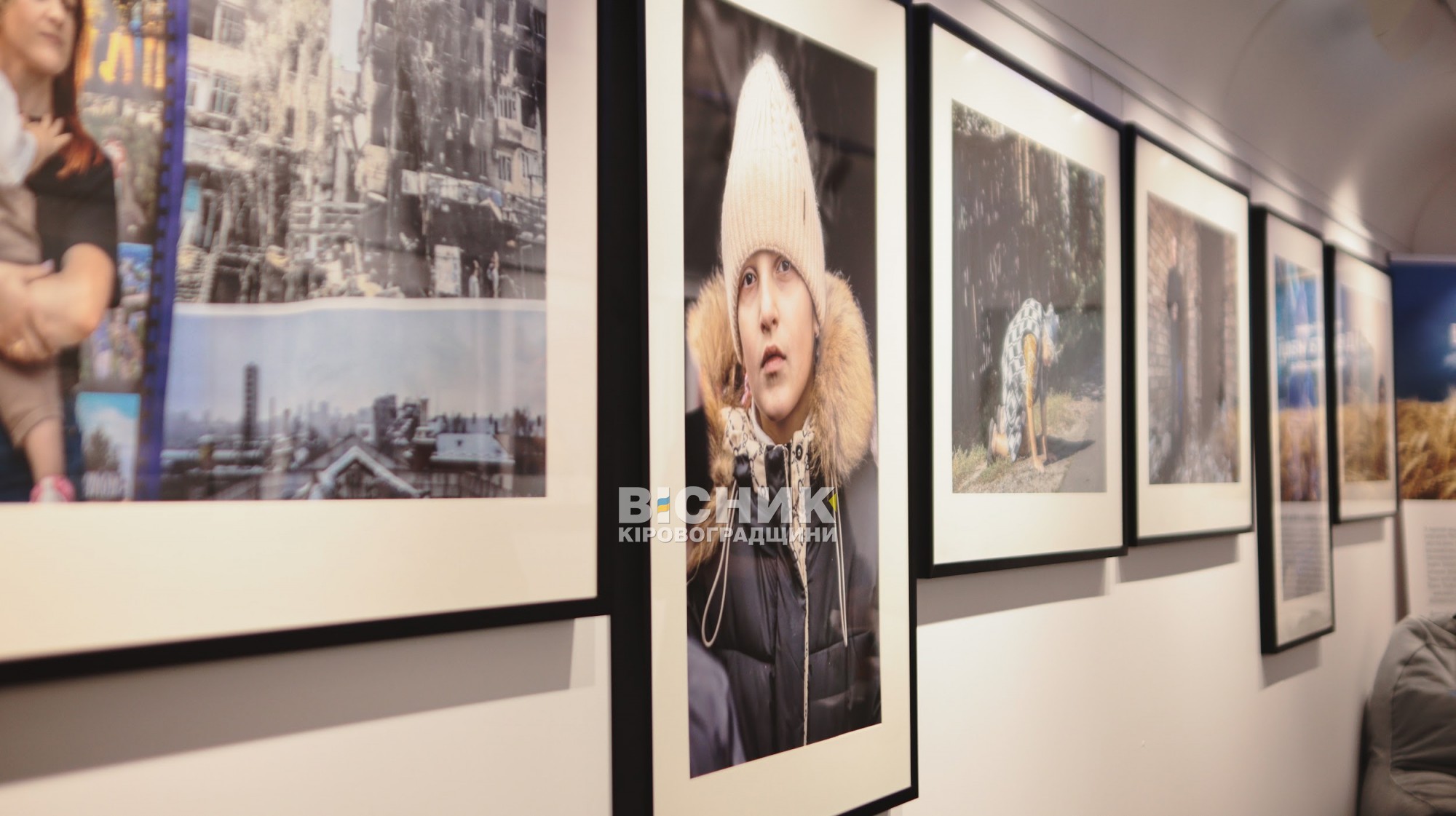 «Відвага нації»: у Кропивницькому зупинився мистецький потяг з фотовиставкою про війну «Відвага нації»: у Кропивницькому зупинився мистецький потяг з фотовиставкою про війну