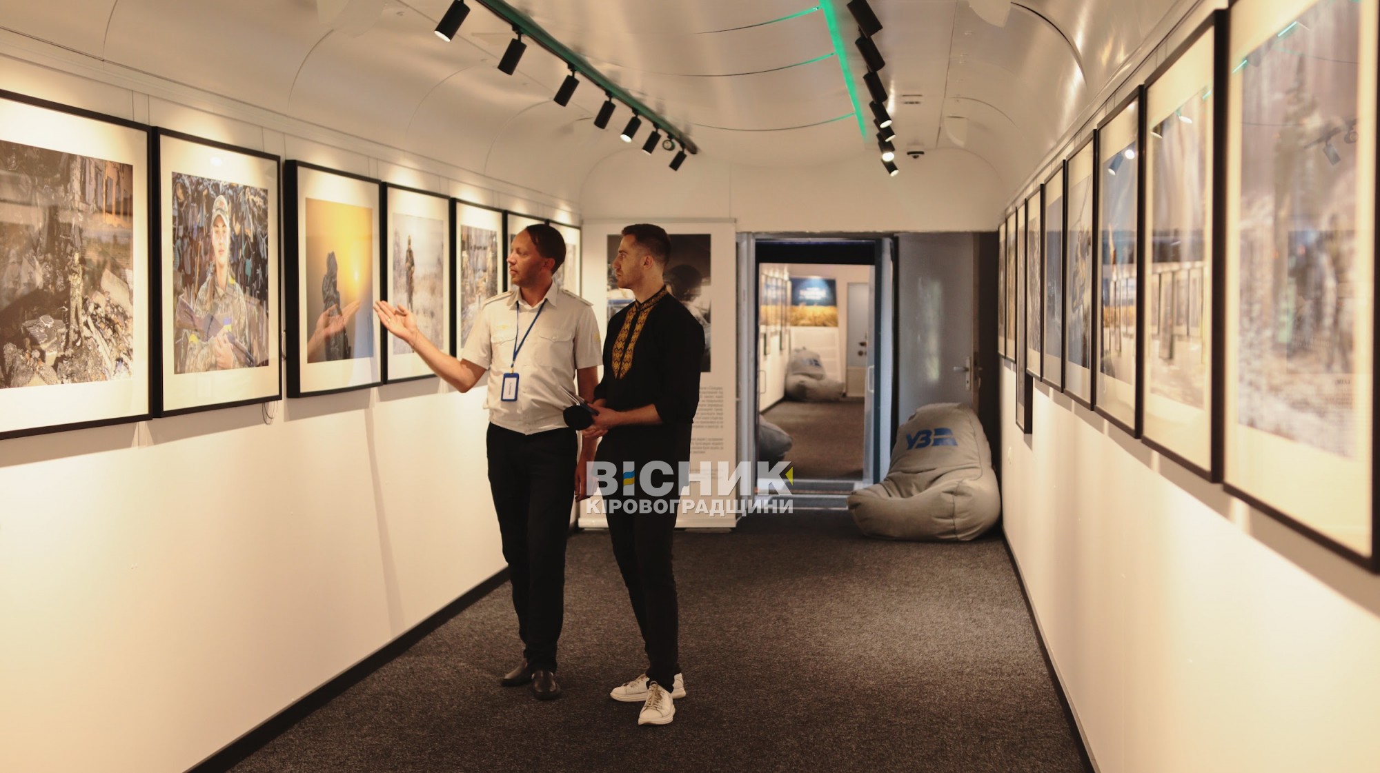 «Відвага нації»: у Кропивницькому зупинився мистецький потяг з фотовиставкою про війну «Відвага нації»: у Кропивницькому зупинився мистецький потяг з фотовиставкою про війну