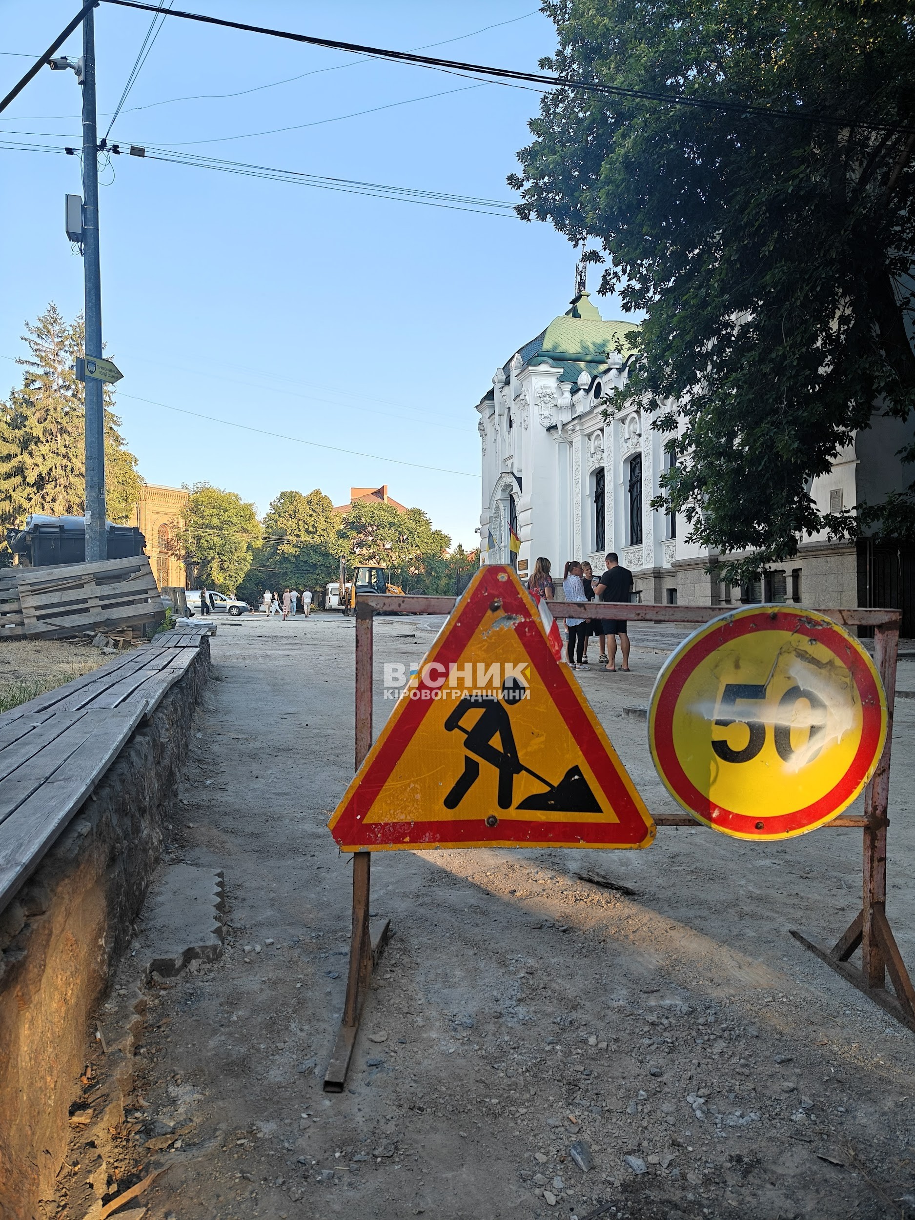 У центрі Кропивницького оновлюють тротуари для безбар’єрного руху