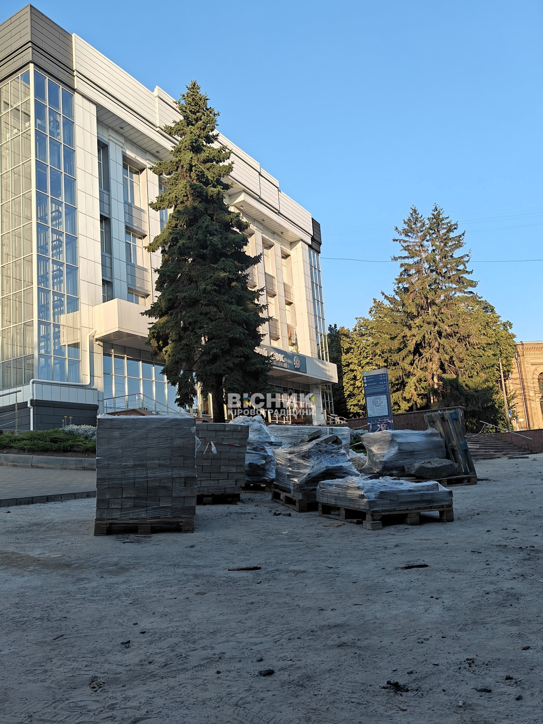 У центрі Кропивницького оновлюють тротуари для безбар’єрного руху