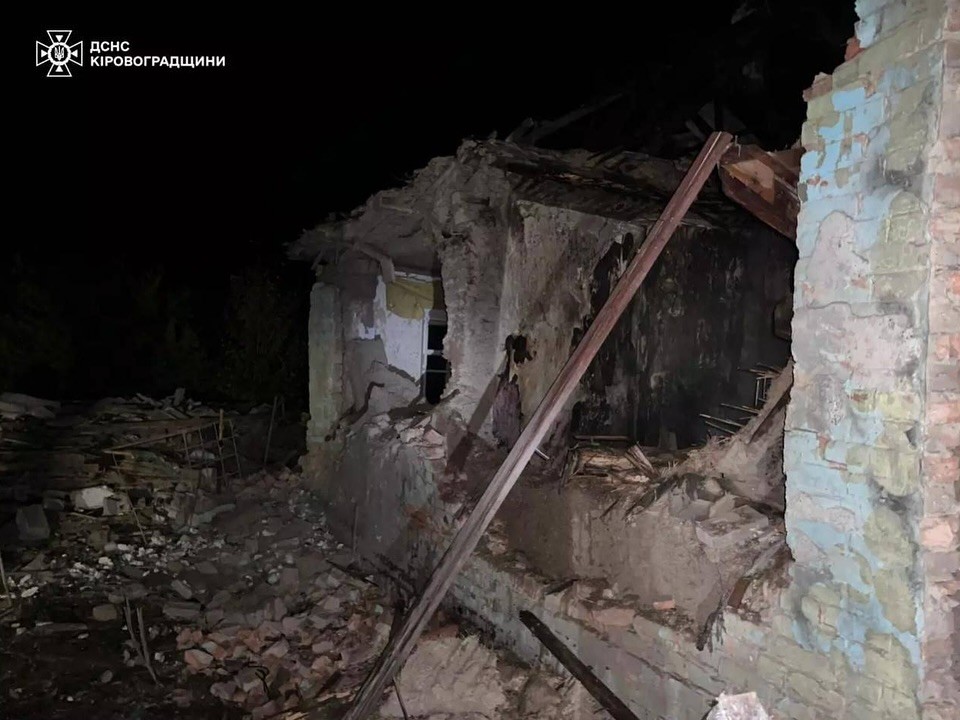 Нічна атака дронами по Знам’янці: пошкоджені будинки та об’єкти залізниці, є постраждалі Нічна атака дронами по Знам’янці: пошкоджені будинки та об’єкти залізниці, є постраждалі