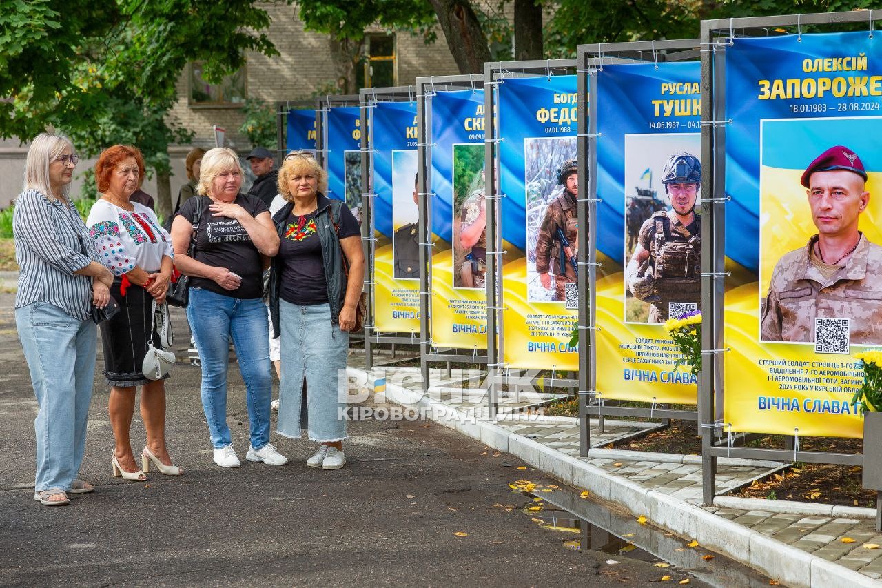У День Незалежності Алея слави у Світловодську доповнилася портретами героїв