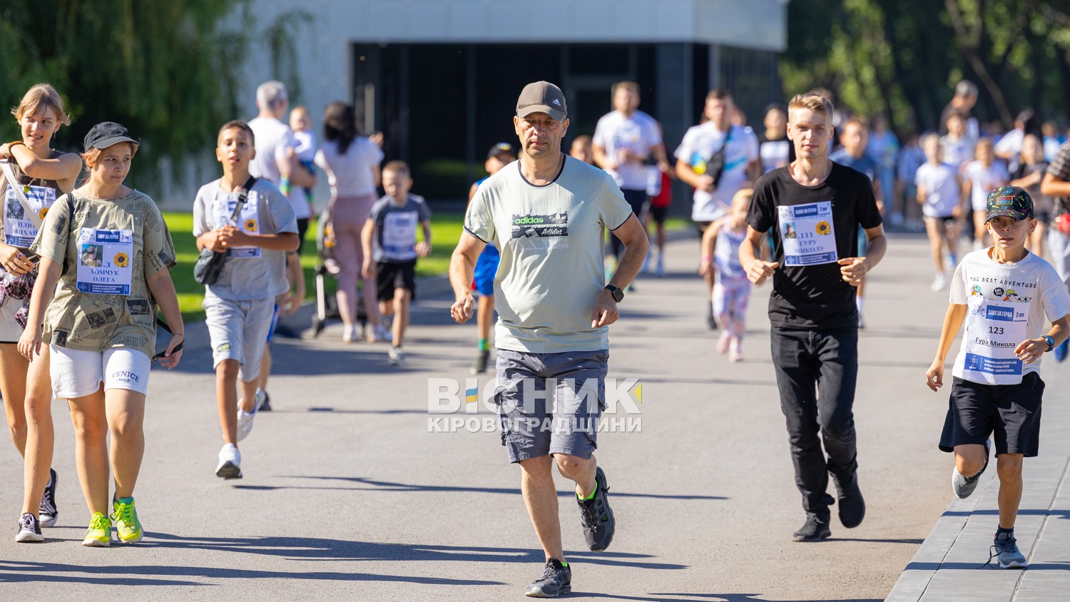 Понад 300 світловодців долучилися до забігу пам'яті загиблих героїв Понад 300 світловодців долучилися до забігу пам'яті загиблих героїв