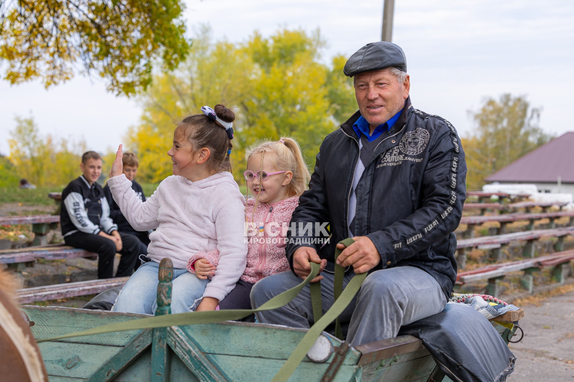 День Павлиша: вшанування земляків-ветеранів, збір на військо та дитяча прогулянка на кінній підводі День Павлиша: вшанування земляків-ветеранів, збір на військо та дитяча прогулянка на кінній підводі