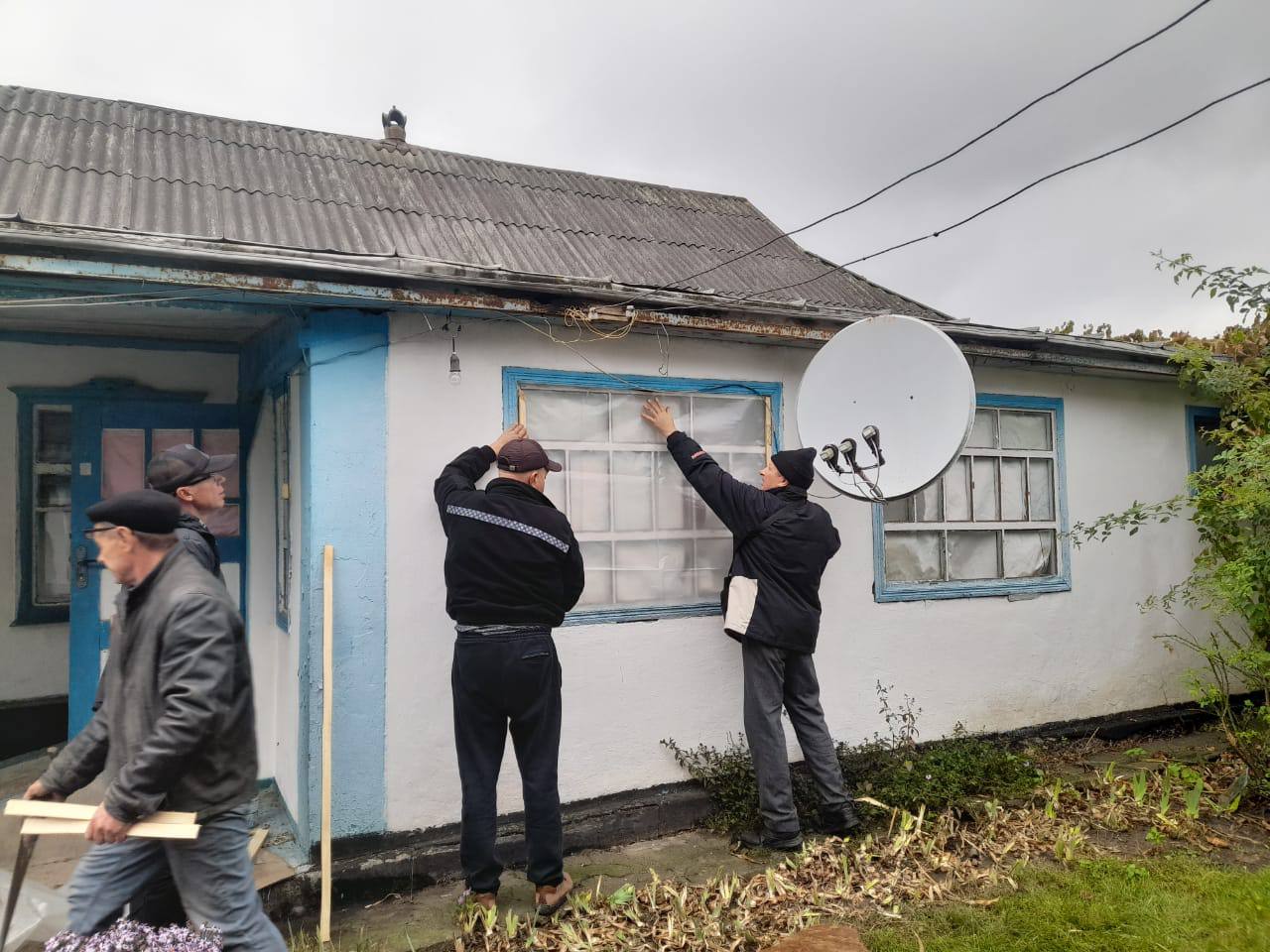Нічна атака на Кіровоградщині: уламки збитих дронів пошкодили понад десяток будинків Нічна атака на Кіровоградщині: уламки збитих дронів пошкодили понад десяток будинків