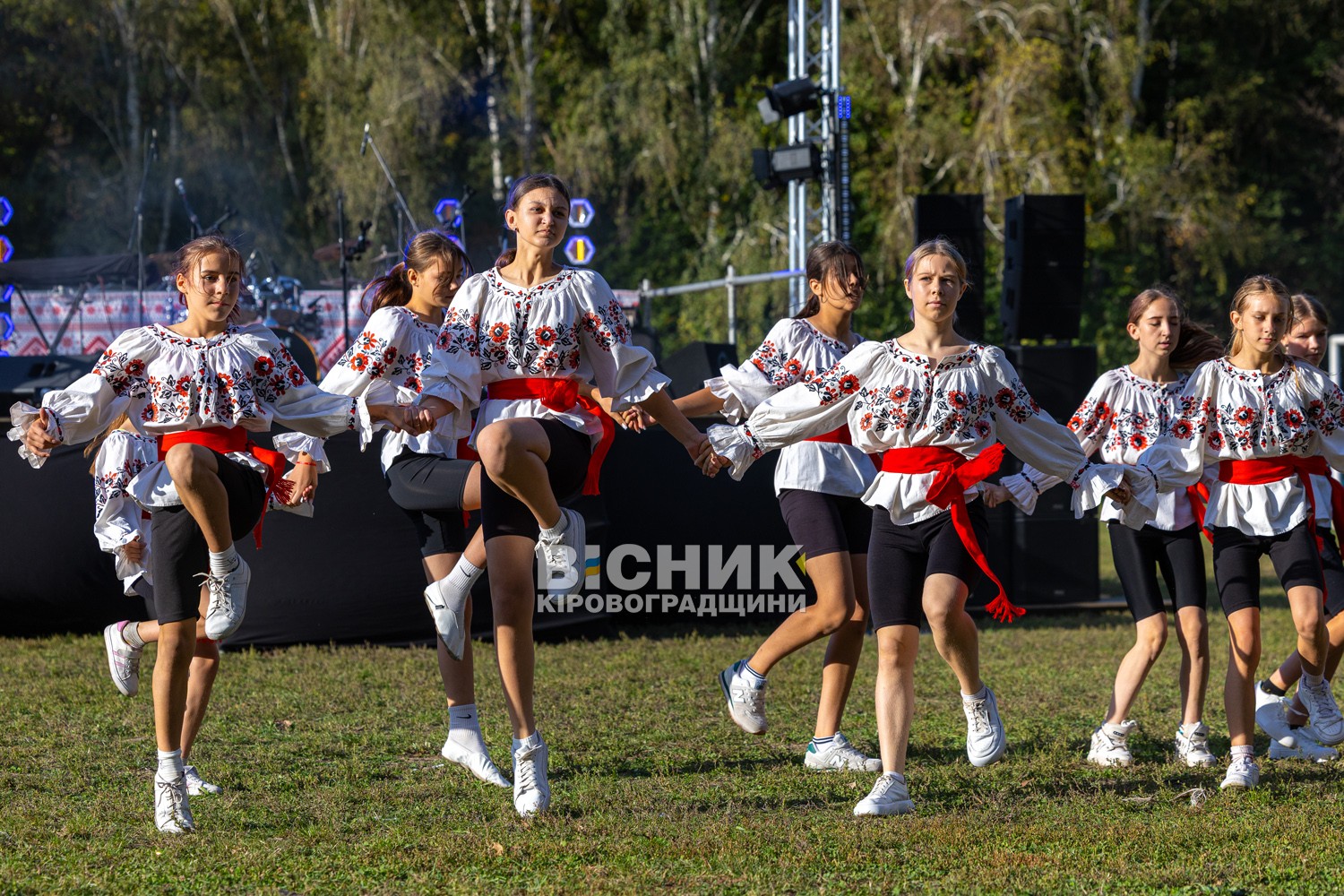 День селища Онуфріївки: традиційно з частуванням та благодійністю на армію День селища Онуфріївки: традиційно з частуванням та благодійністю на армію